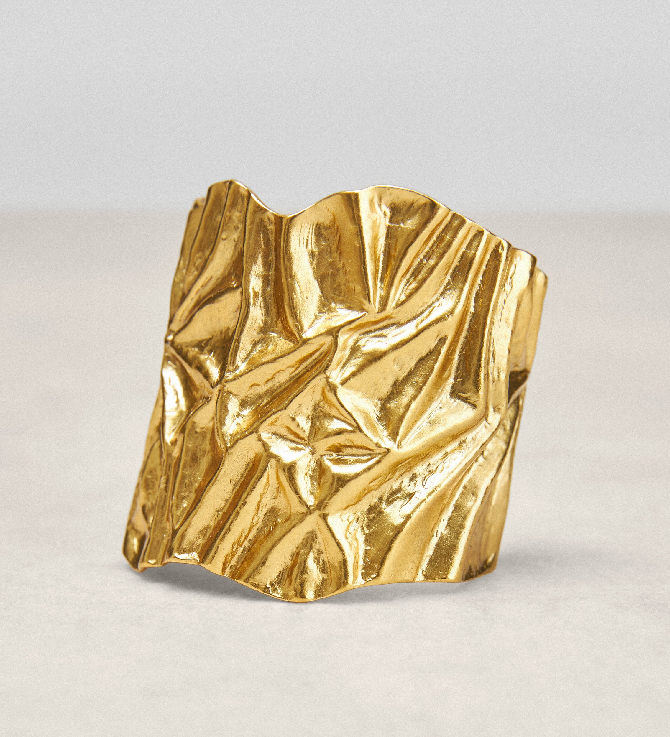 Wide three-dimensional bracelet