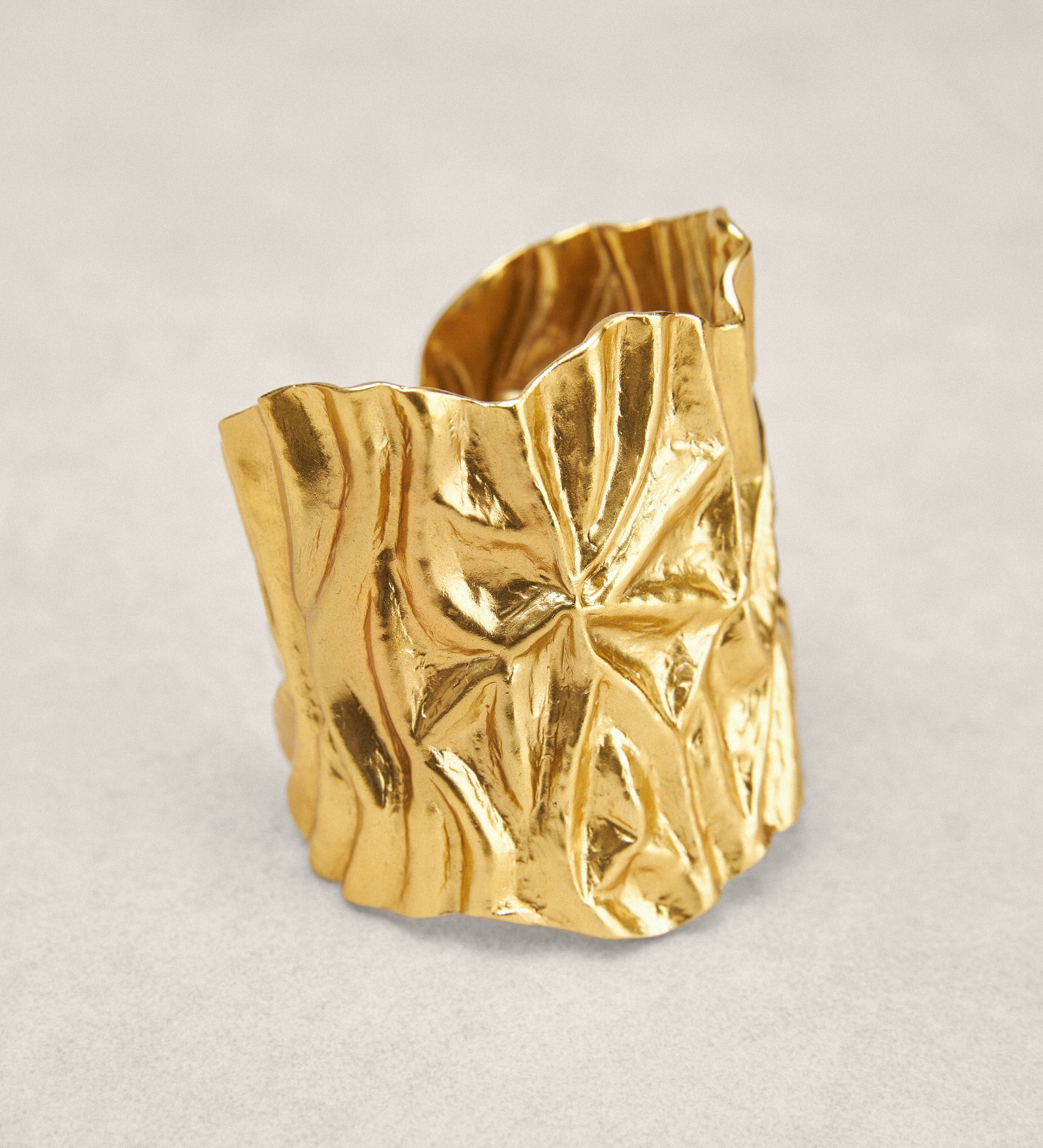 Wide three-dimensional bracelet