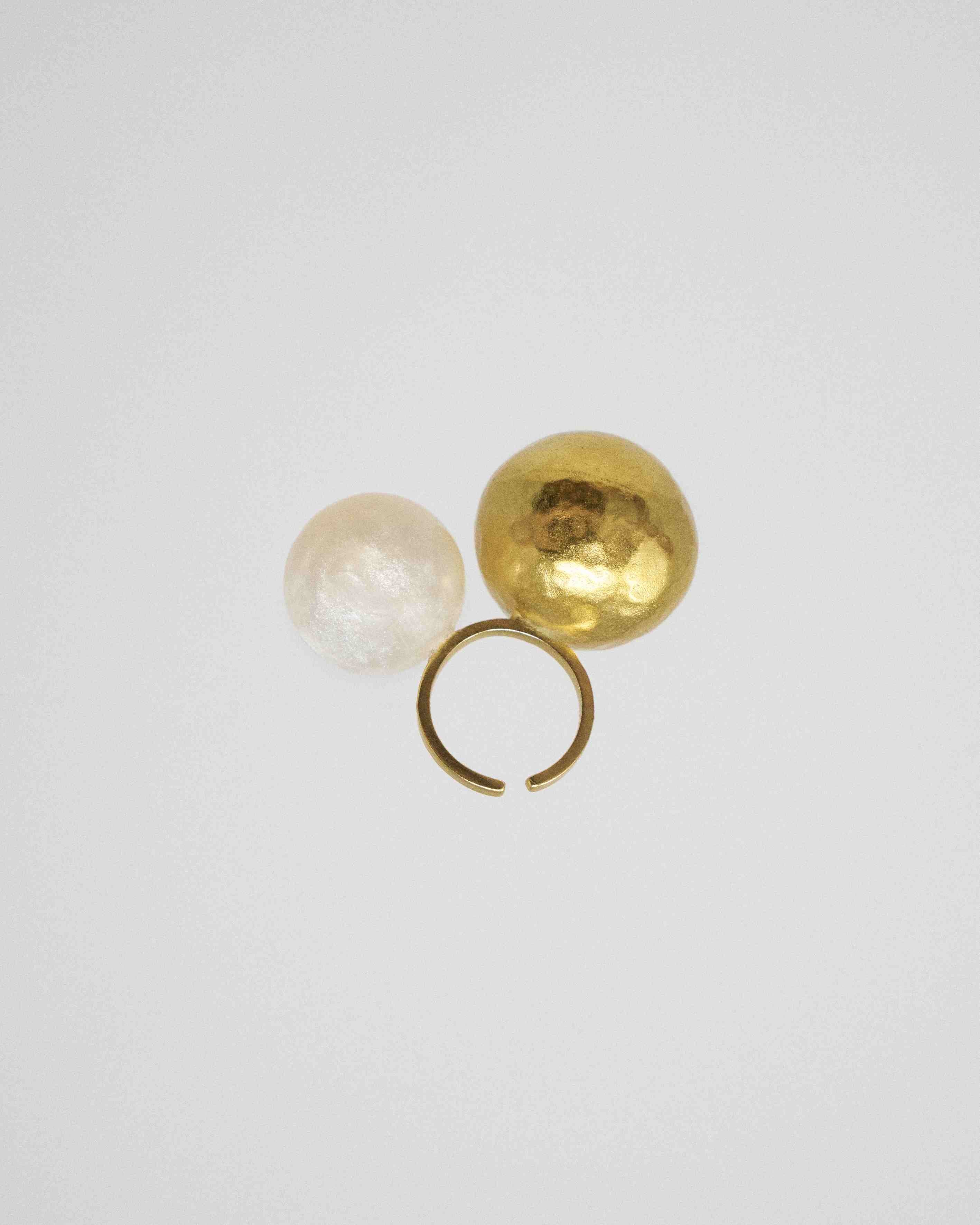 Anillo dorado bolas