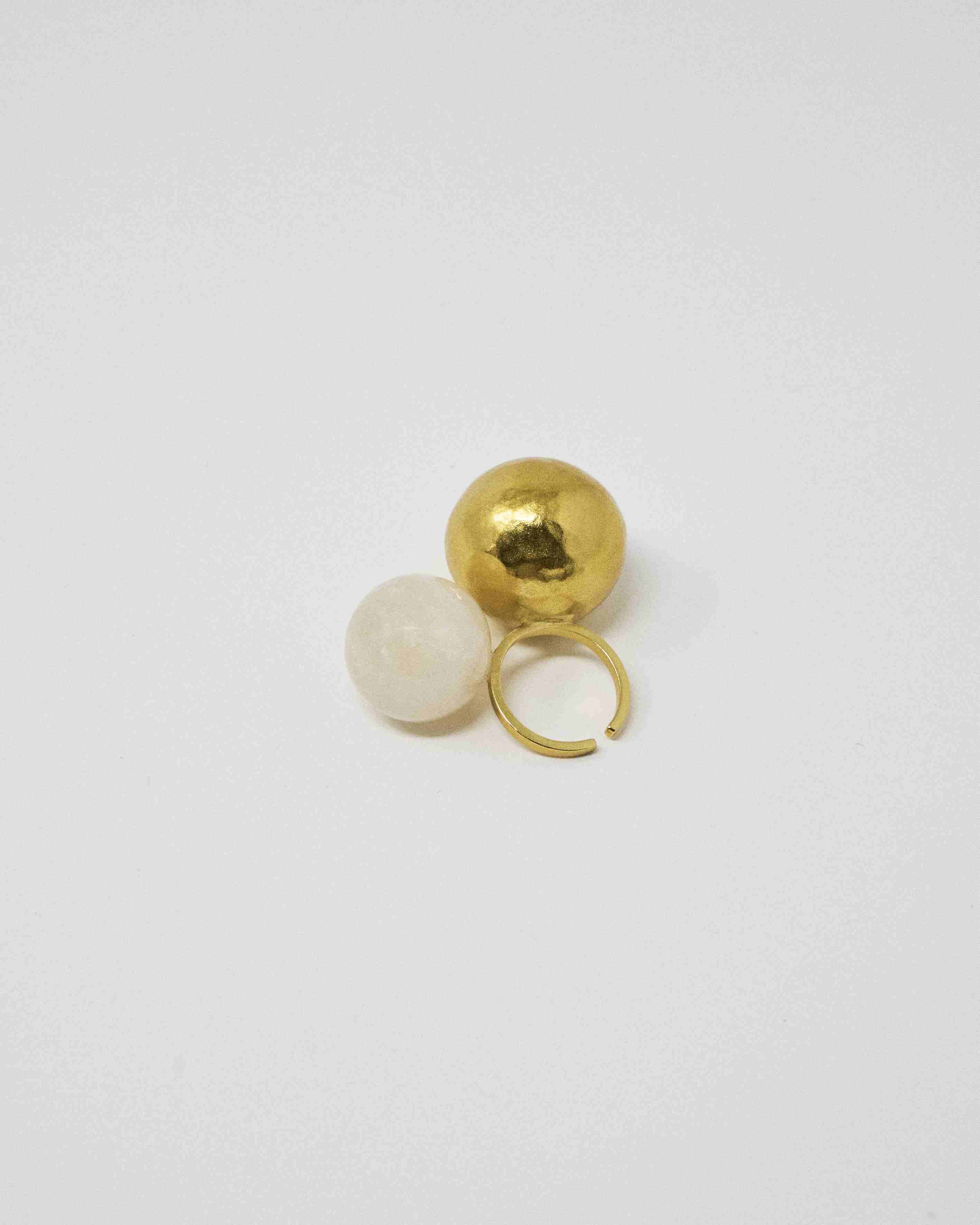 Anillo dorado bolas