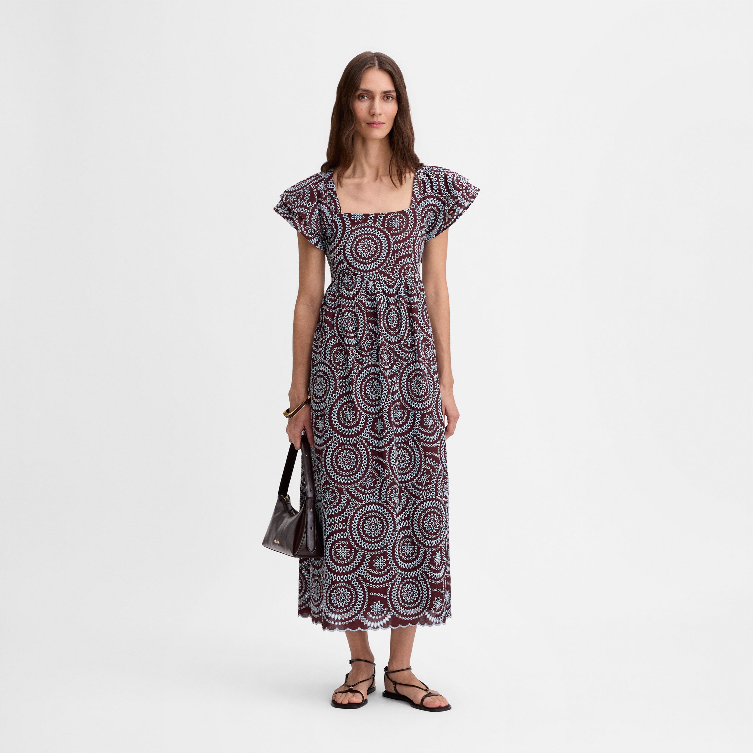 Vestido bordado contraste