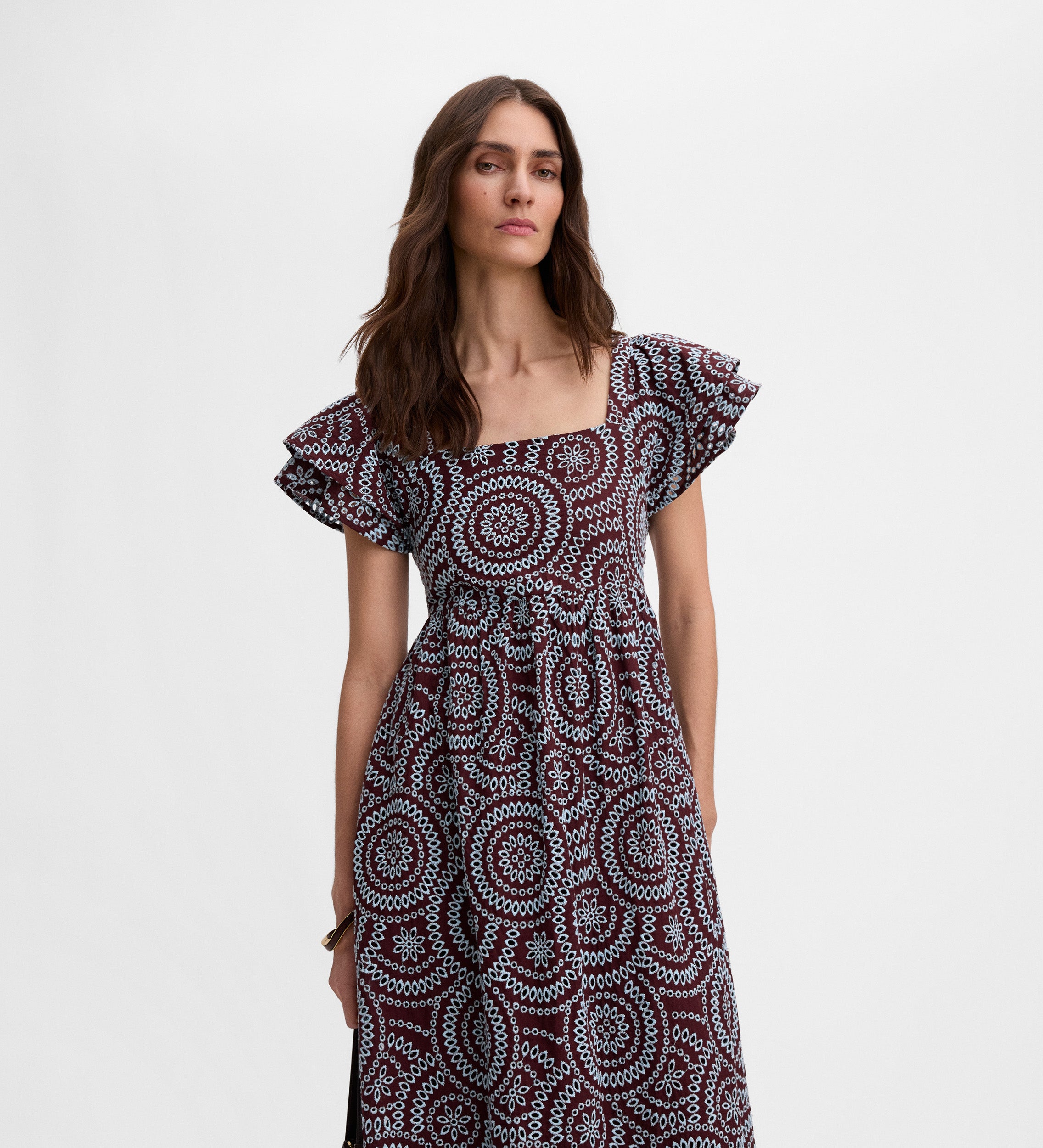 Vestido bordado contraste