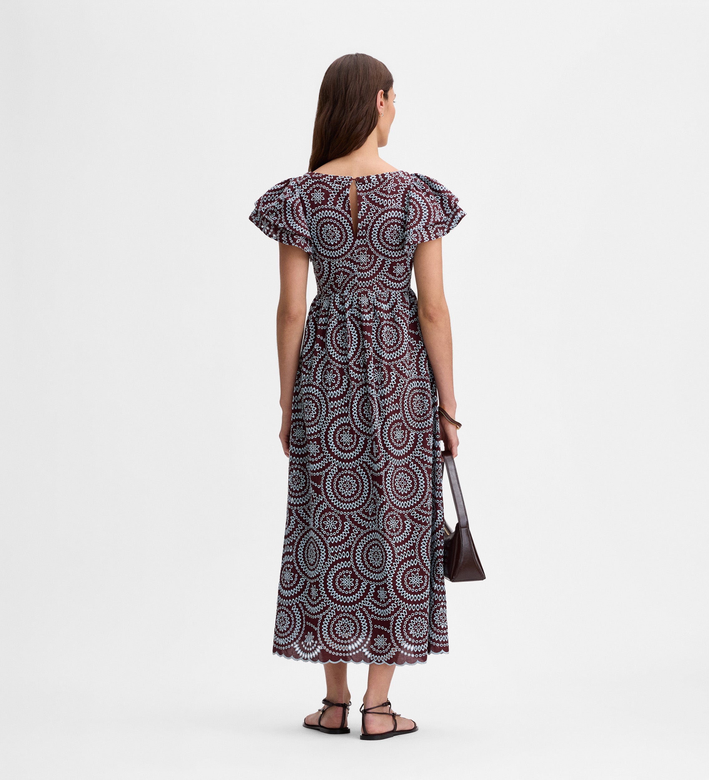 Vestido bordado contraste