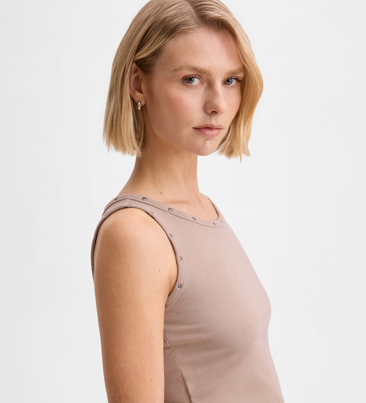 Sleeveless rivets t-shirt