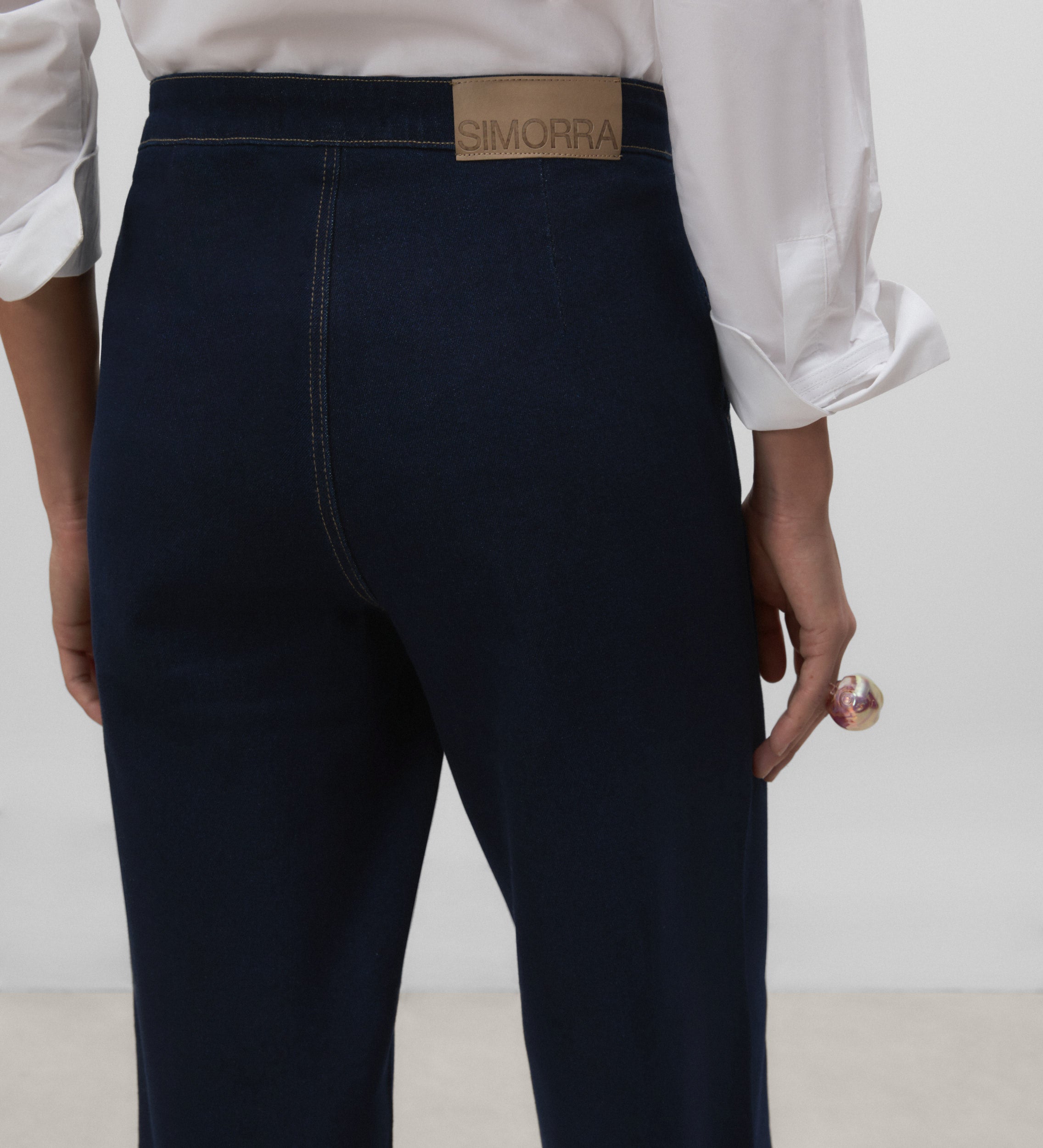 Pantalón vaquero crop bordado inglés