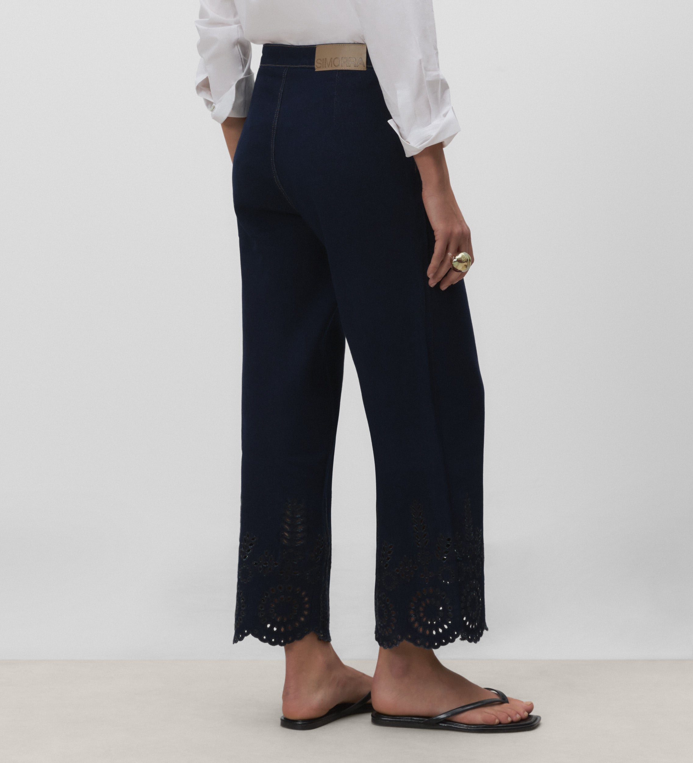 Pantalón vaquero crop bordado inglés