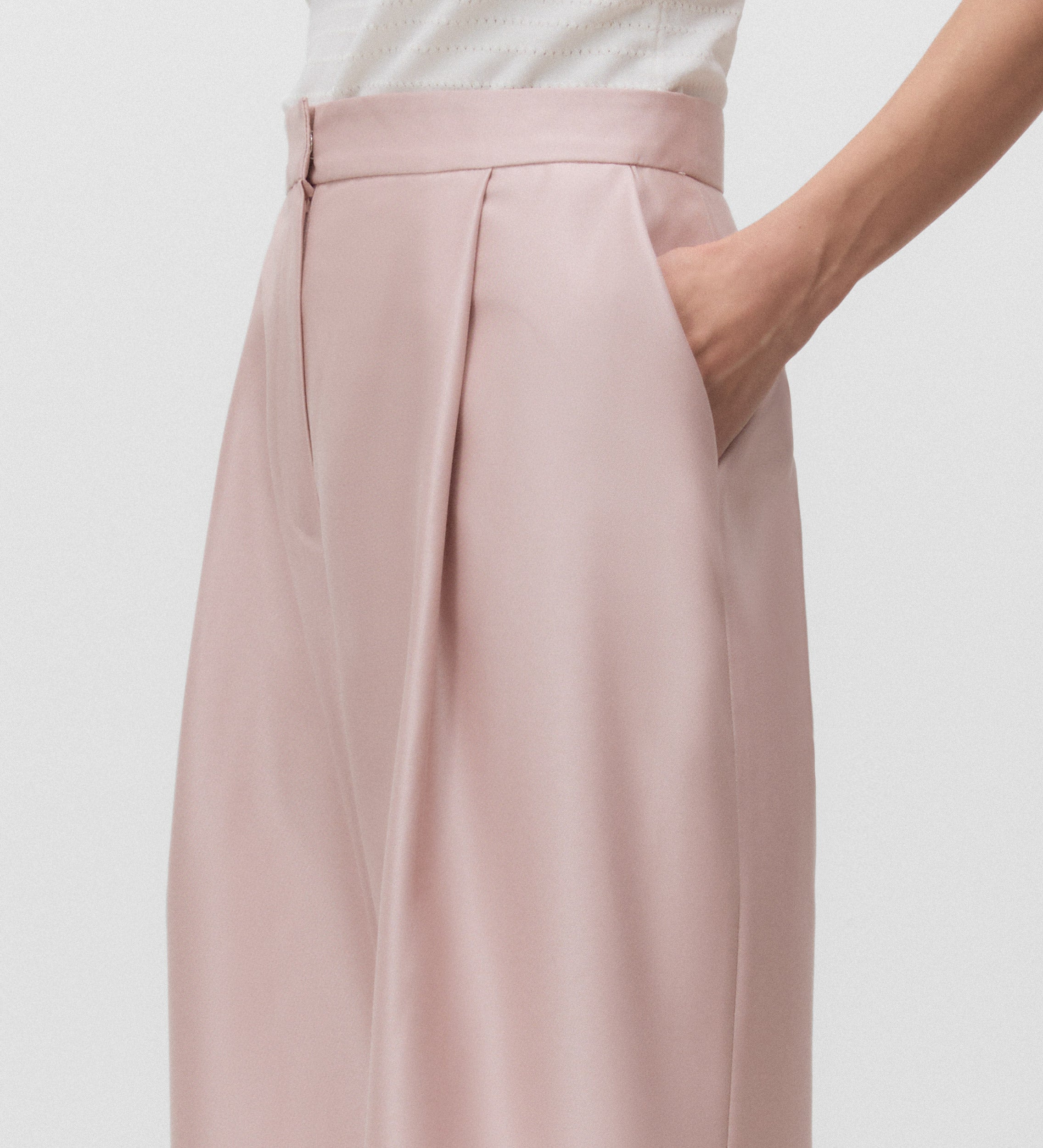 Wide pleated trousers