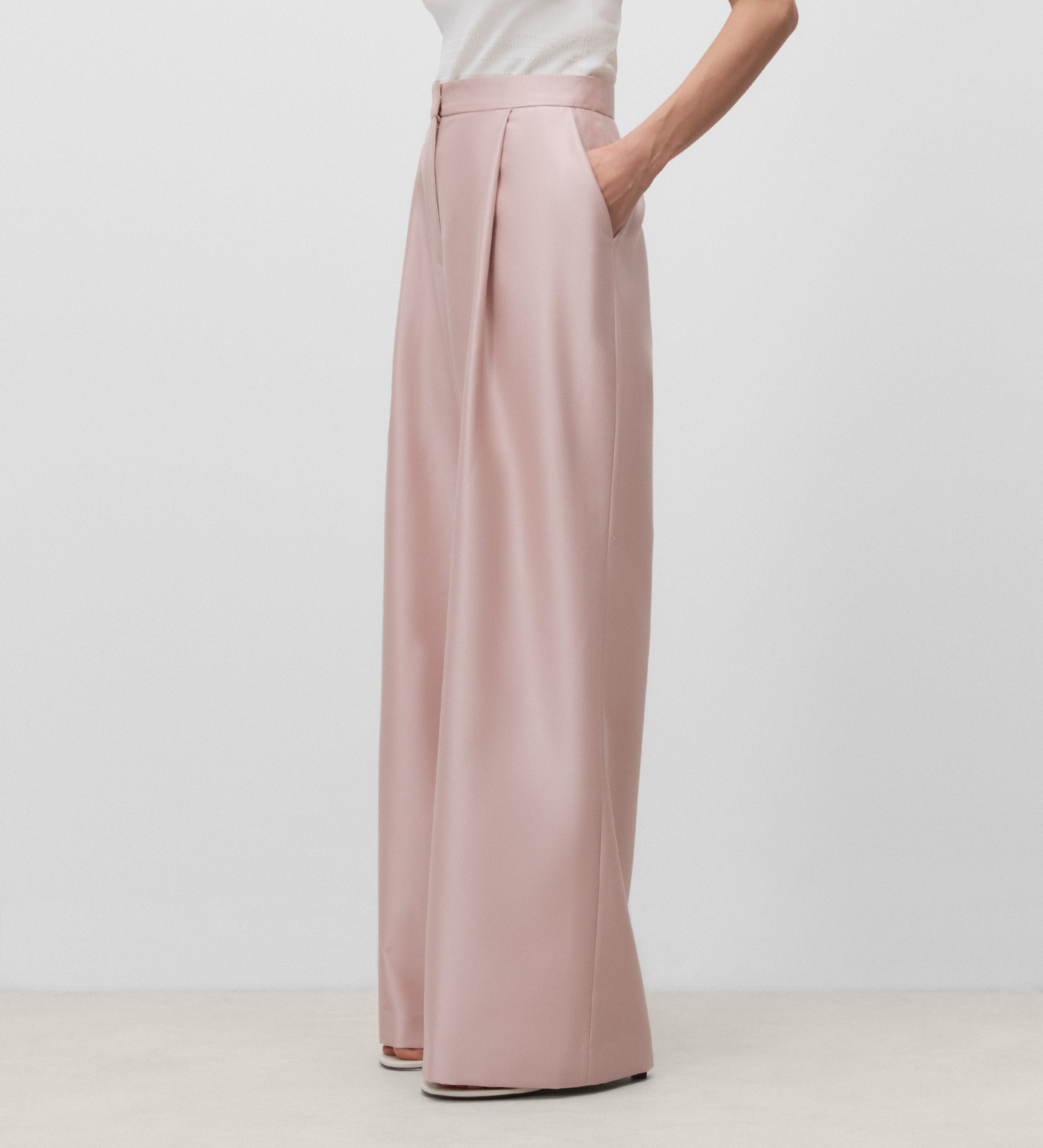 Wide pleated trousers