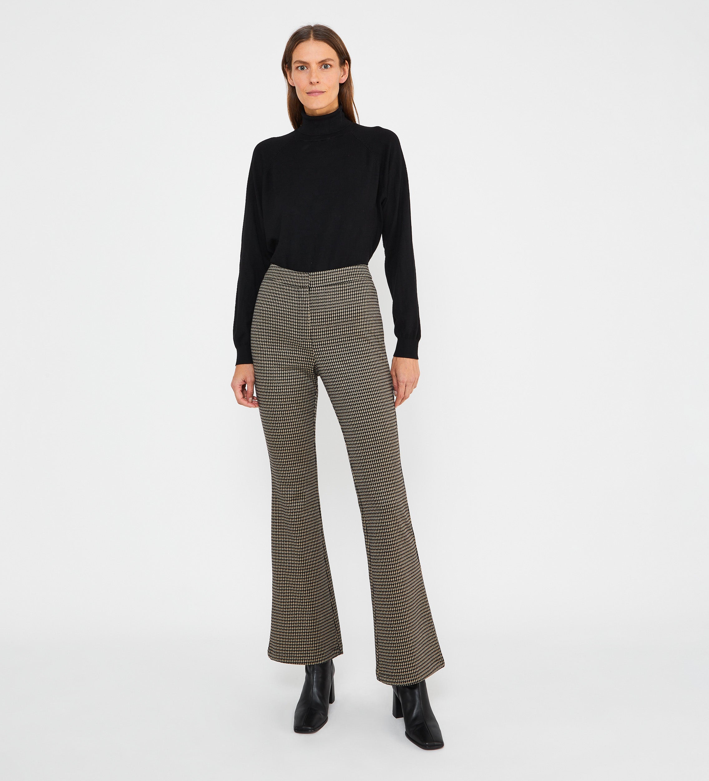 Flared elastic trousers