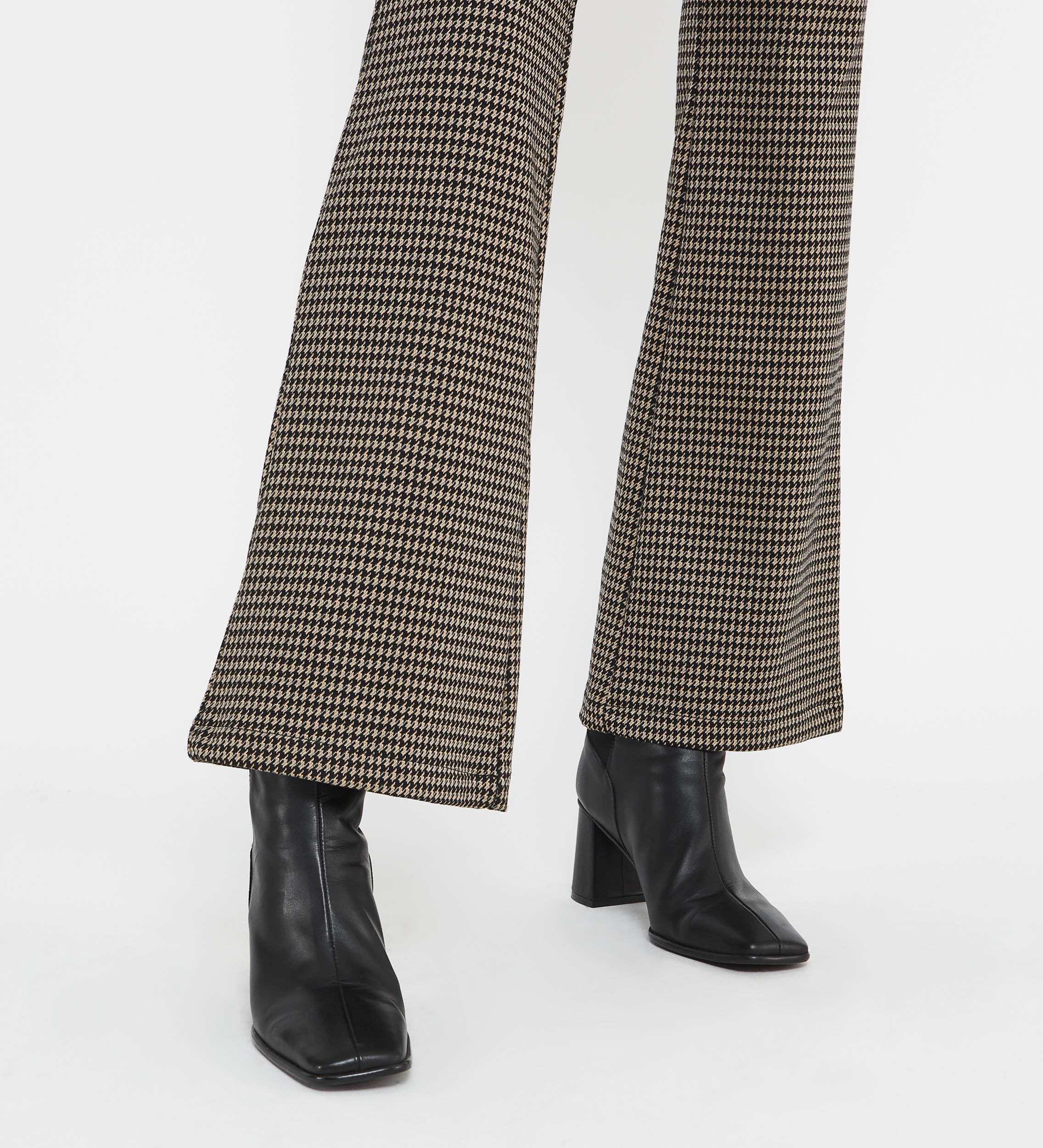 Flared elastic trousers