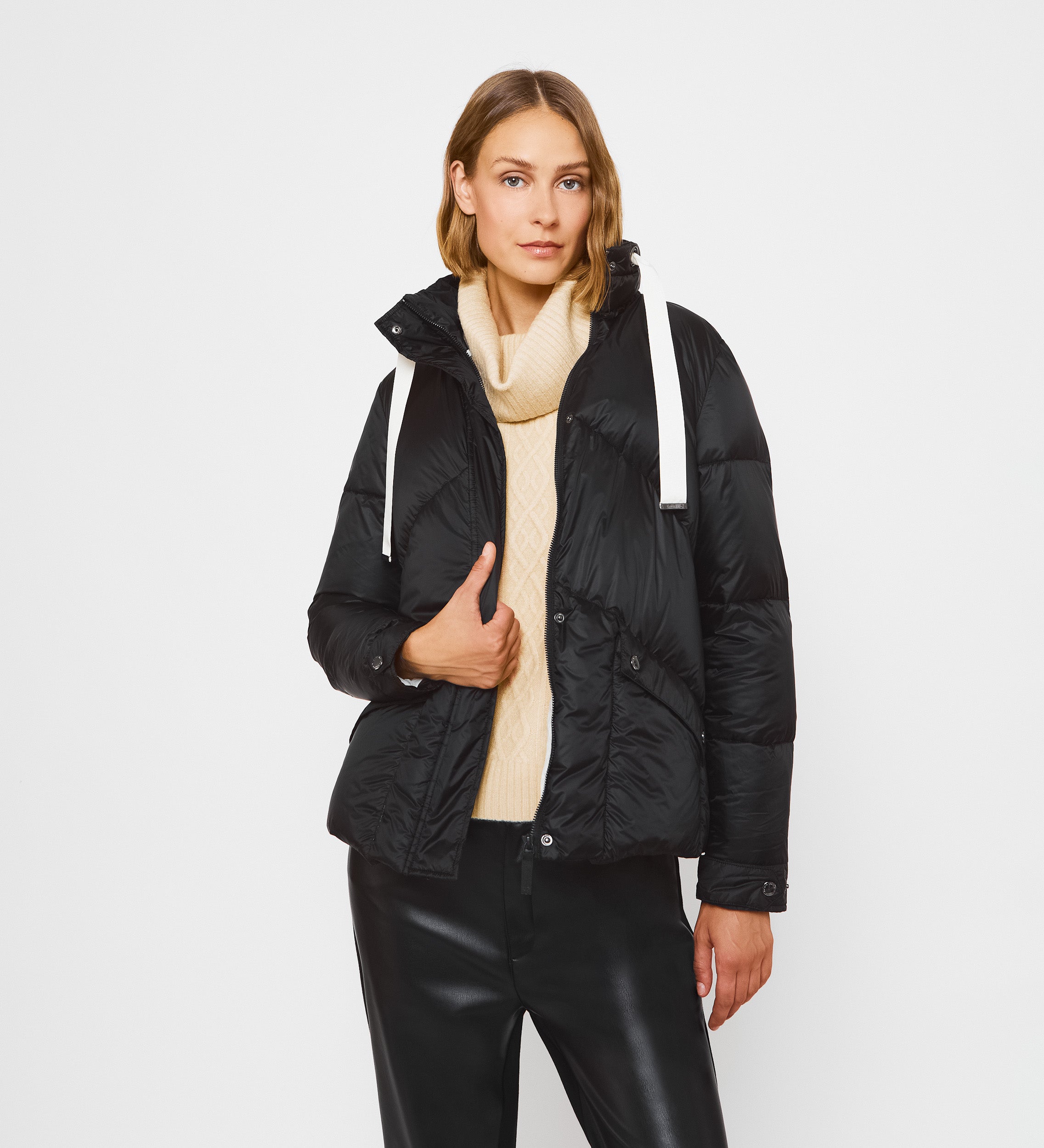 Parka corta cuello alto