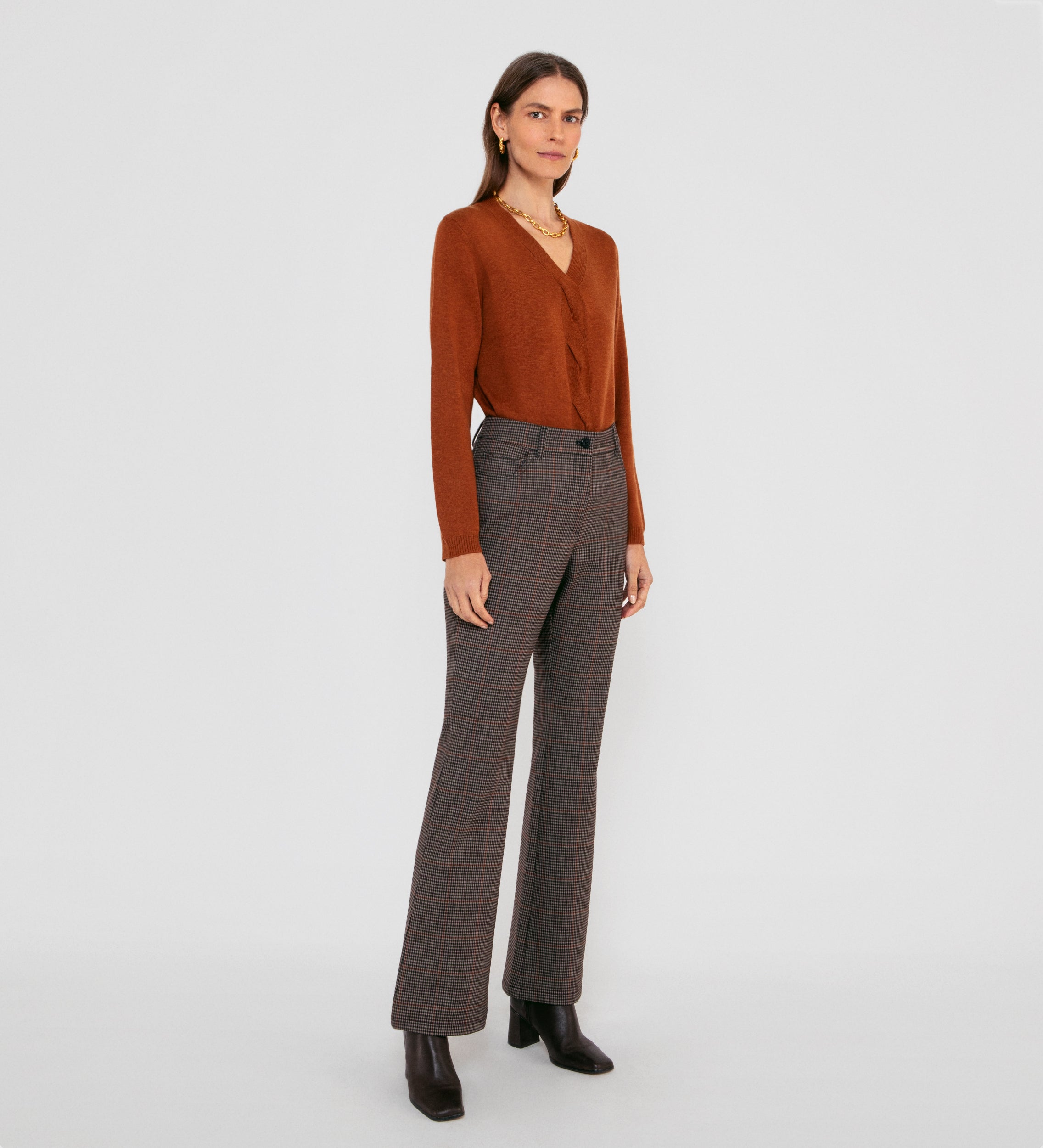 Flared elastic trousers