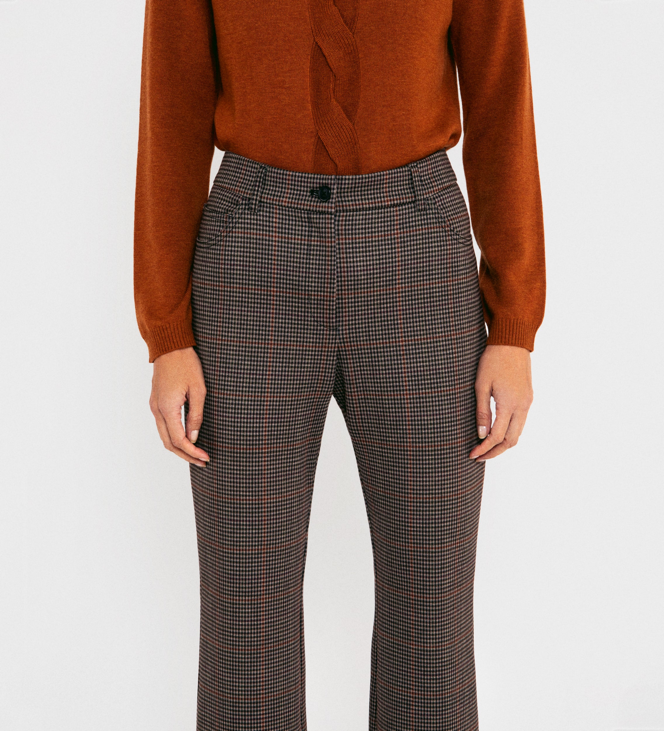 Flared elastic trousers