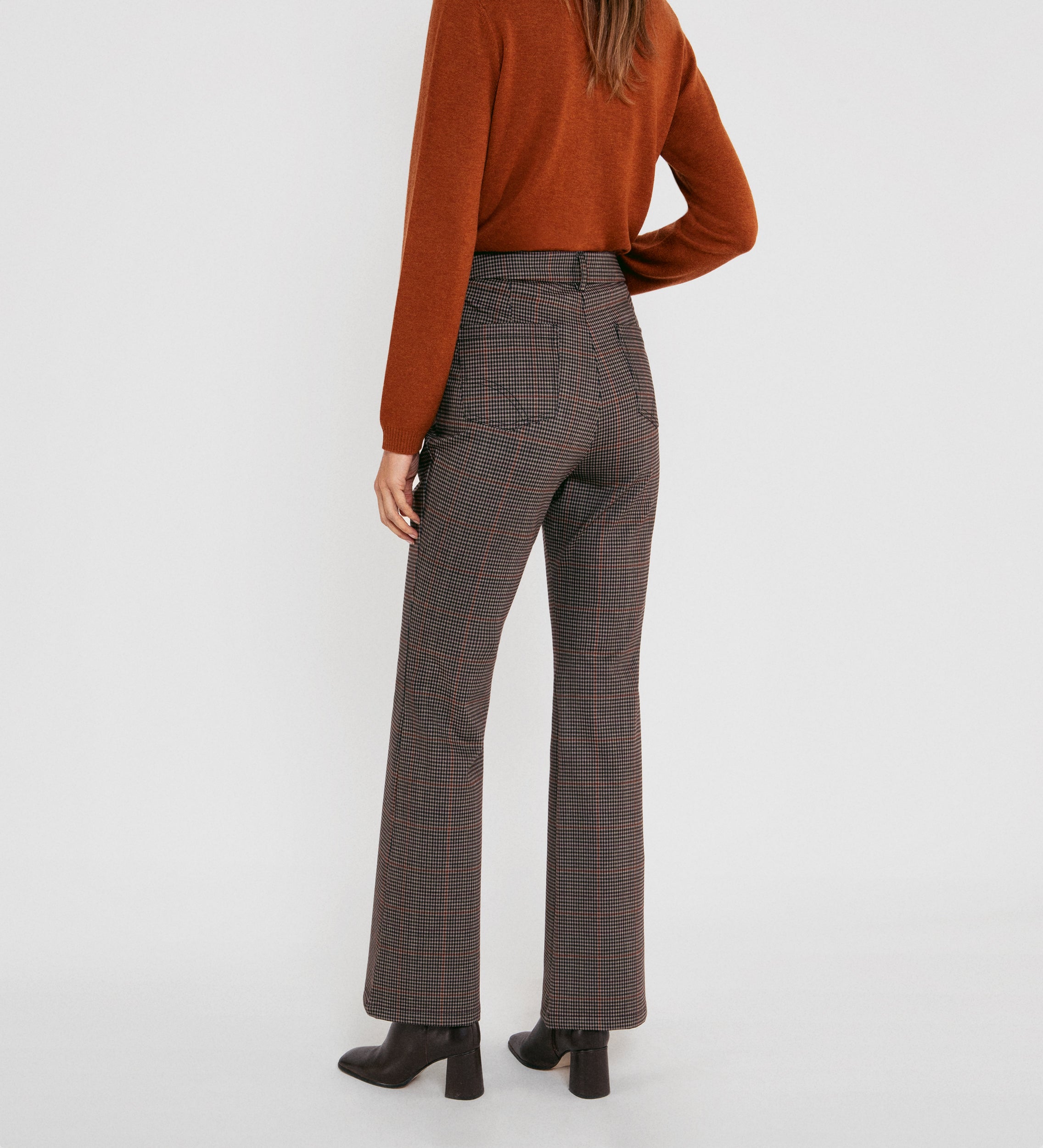 Flared elastic trousers