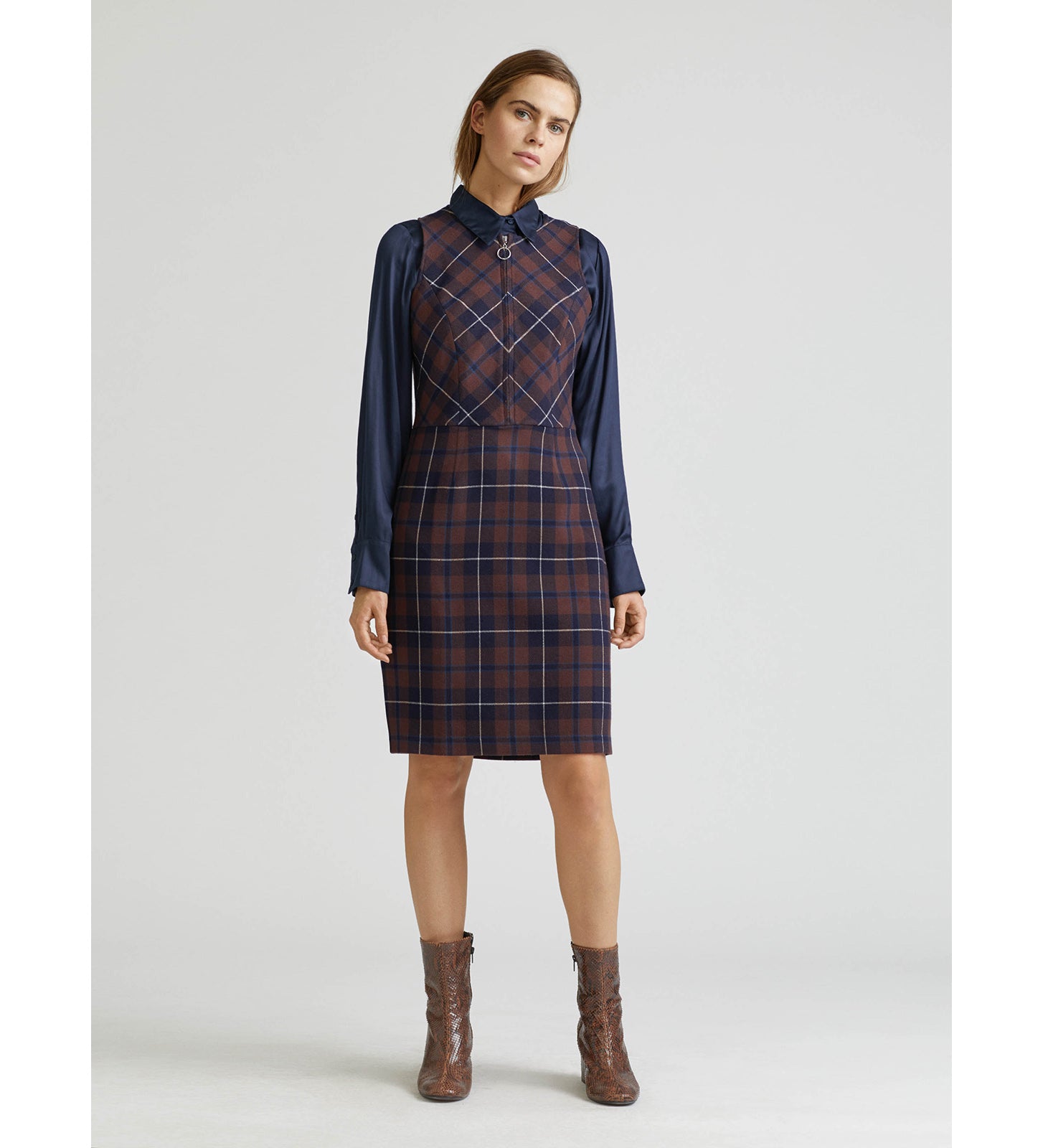 Dress with checkered motifs and evasé line