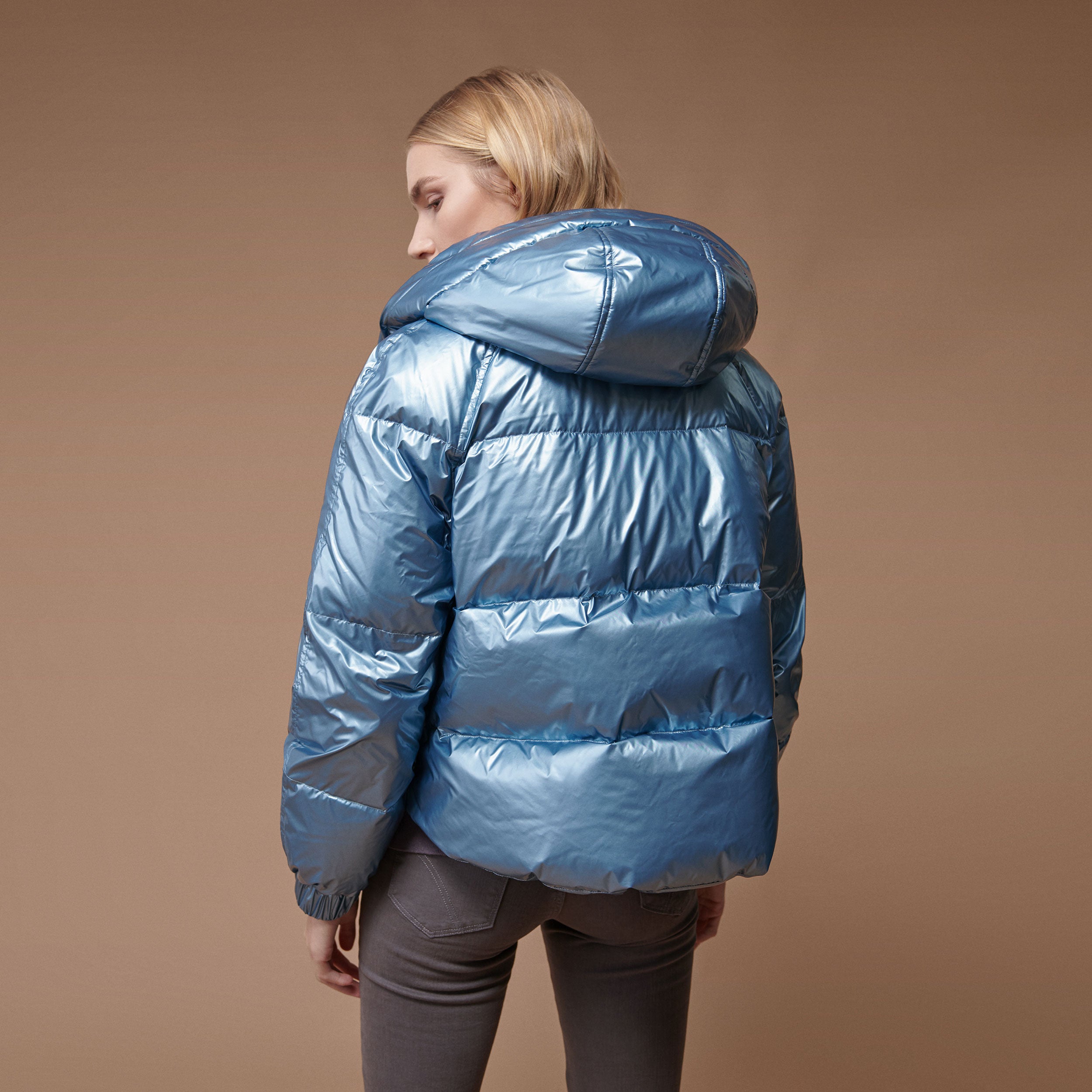 Short parka with hood