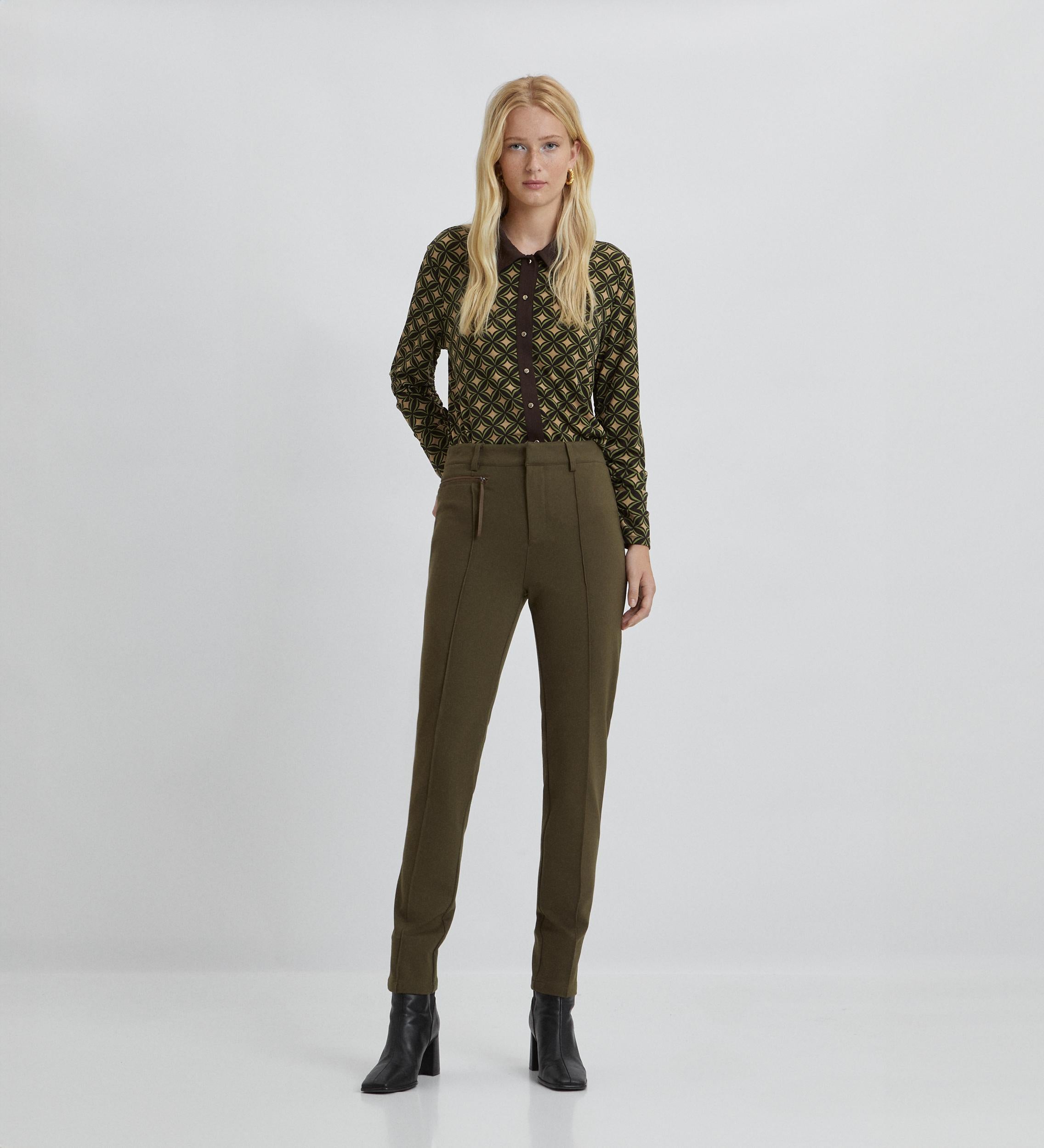 Pantalón elástico slim fit