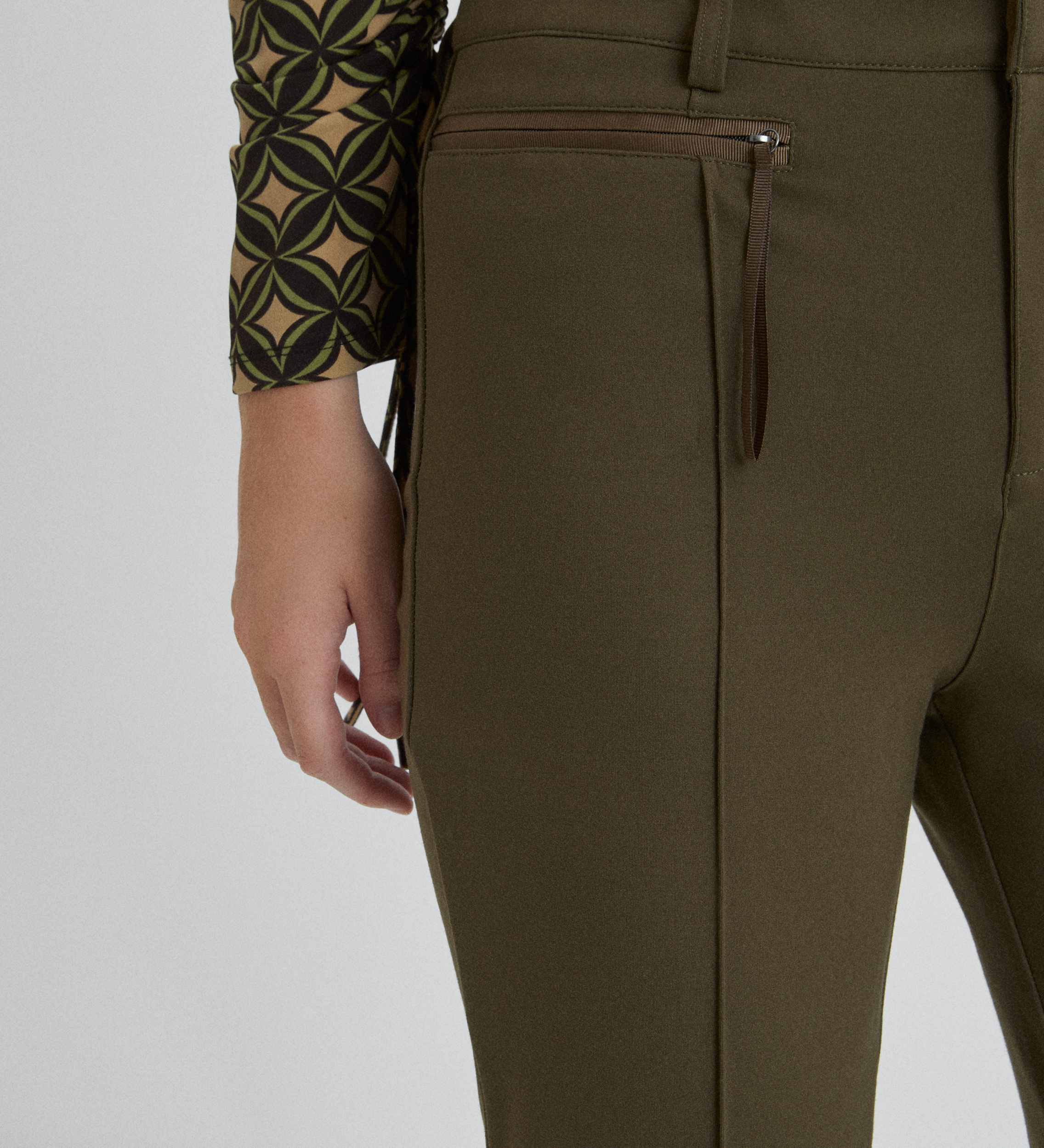 Pantalón elástico slim fit