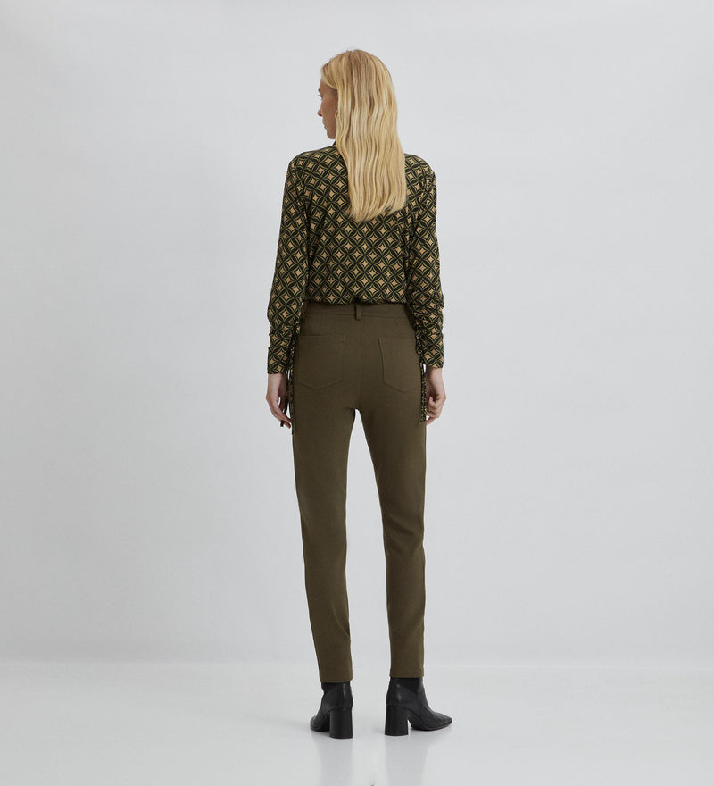 Pantalón elástico slim fit