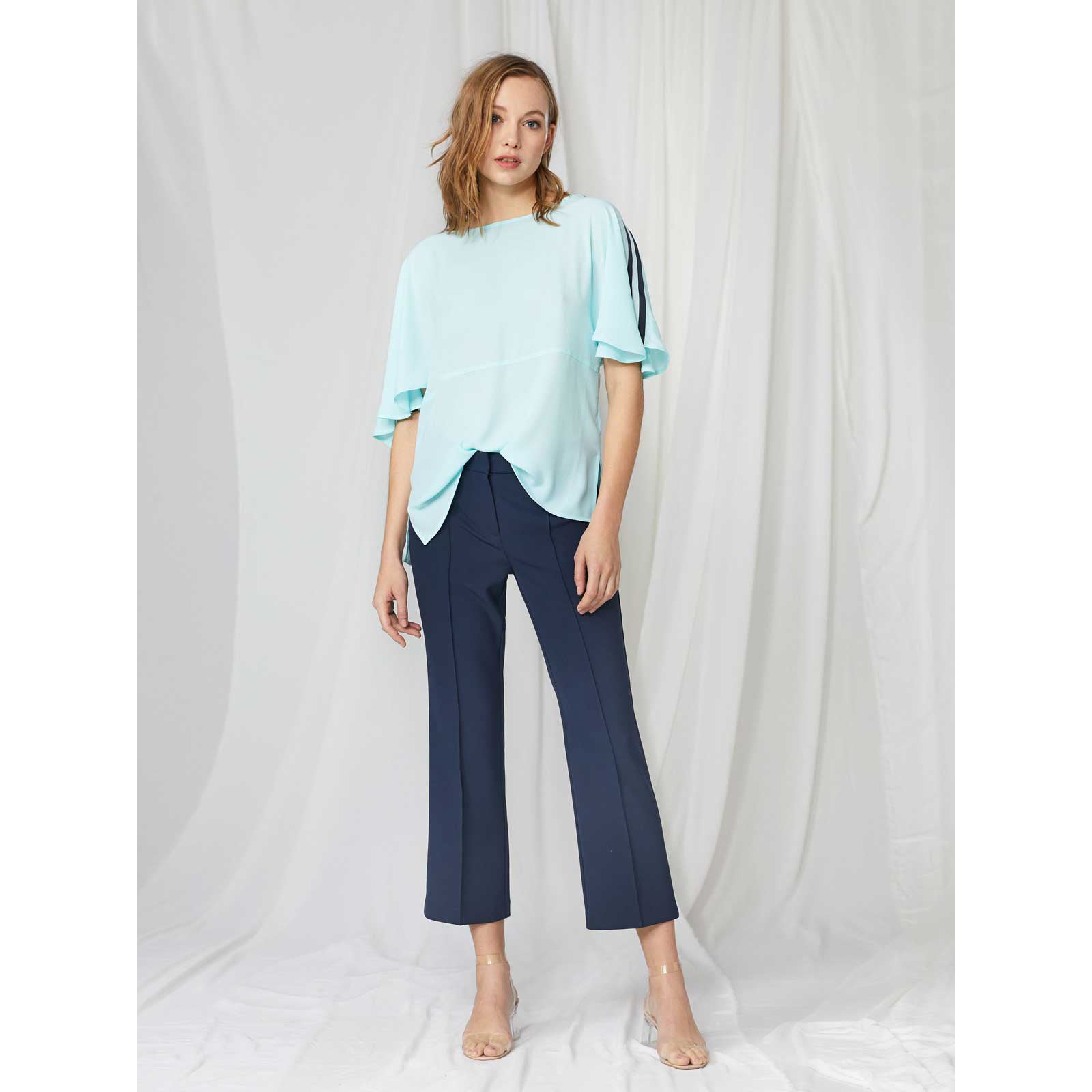 Pantalón cropped flare.