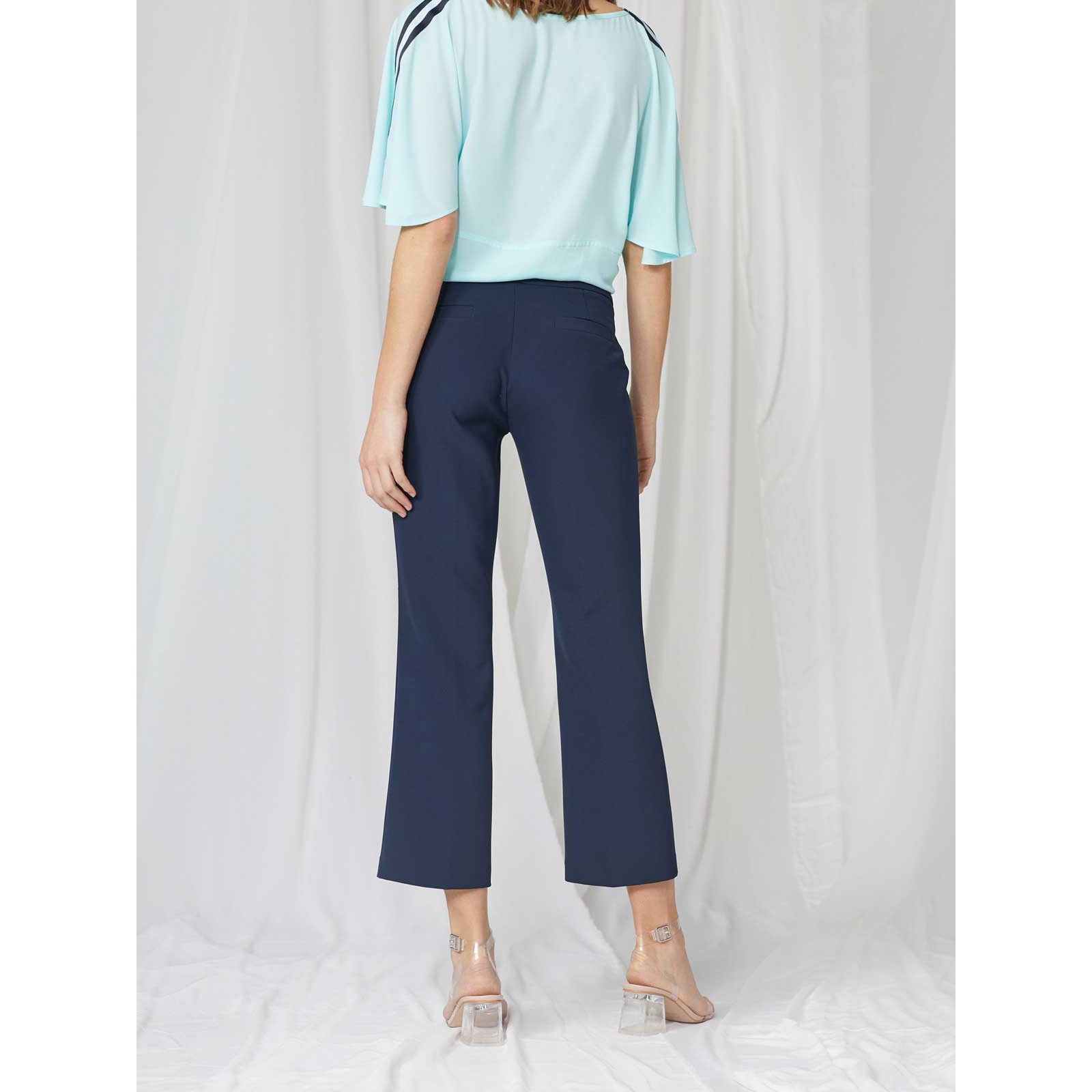 Pantalón cropped flare.