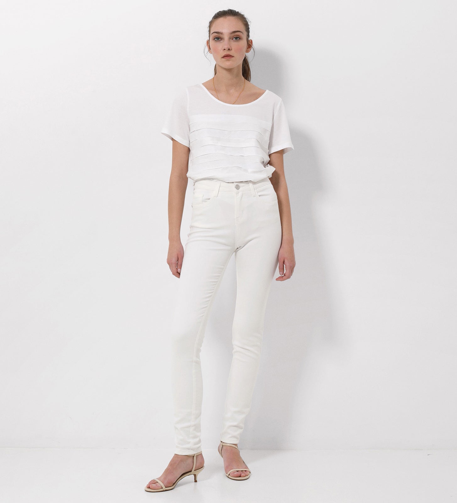 Pantalón slim fit tiro medio