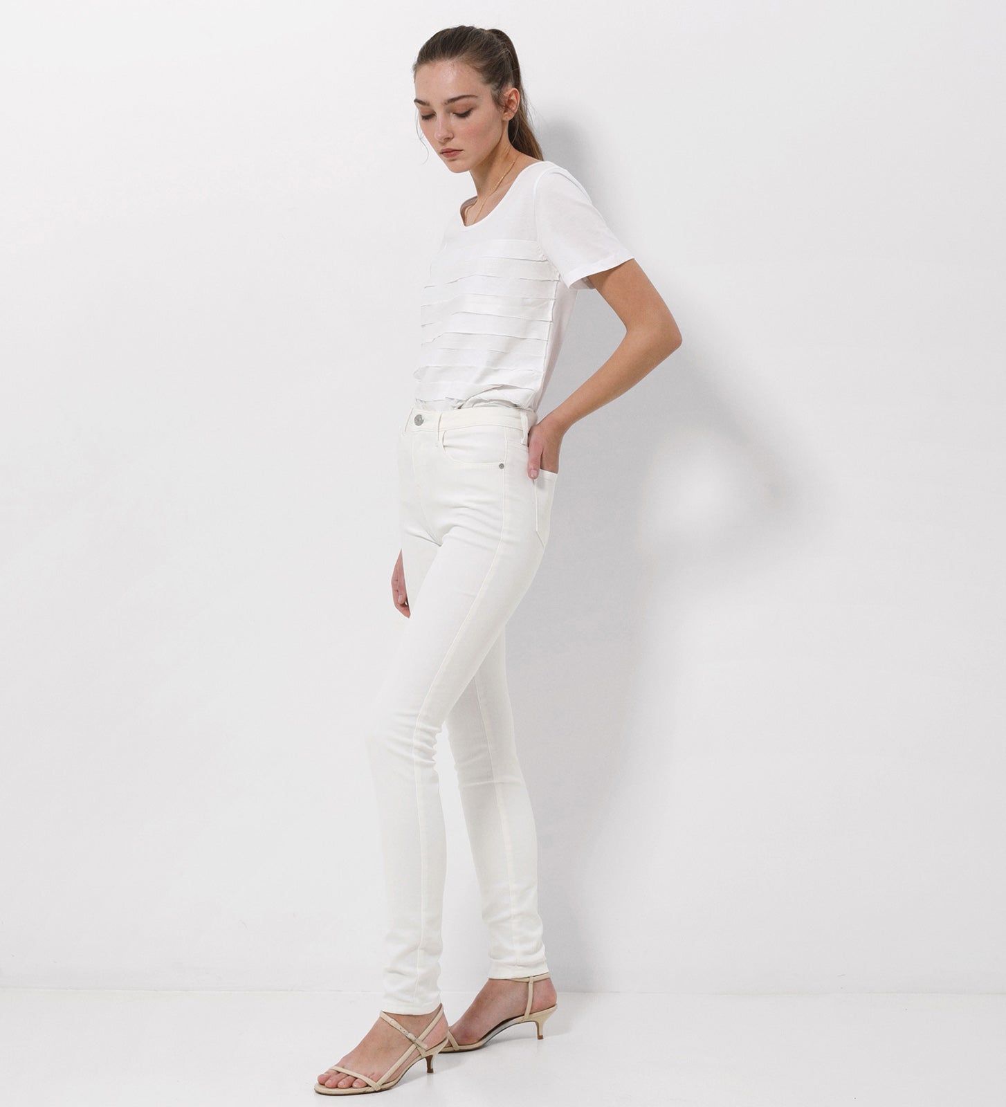 Pantalón slim fit tiro medio