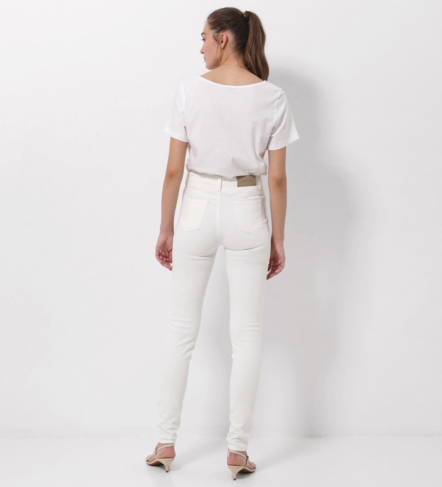 Pantalón slim fit tiro medio