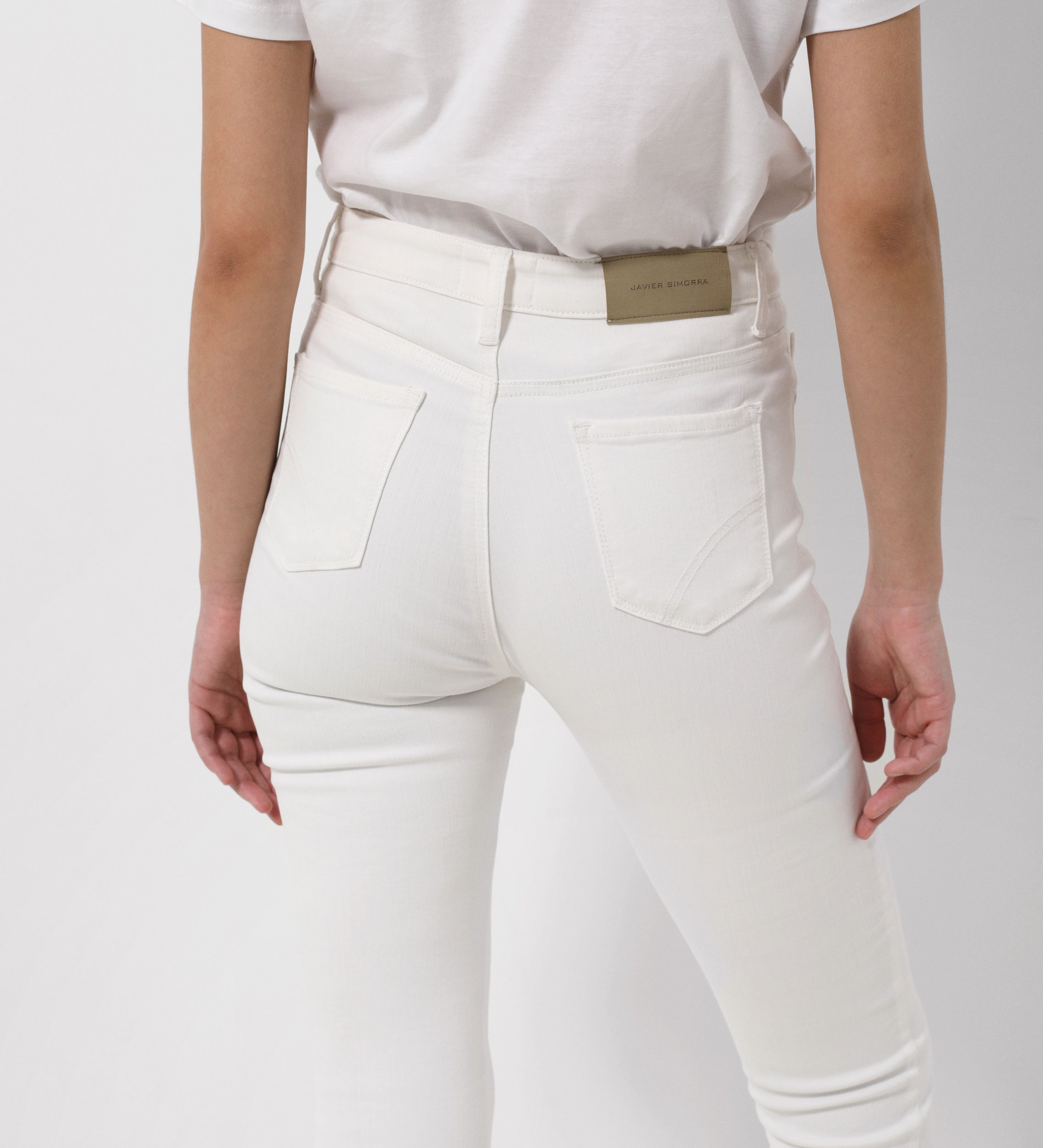 Pantalón slim fit tiro medio