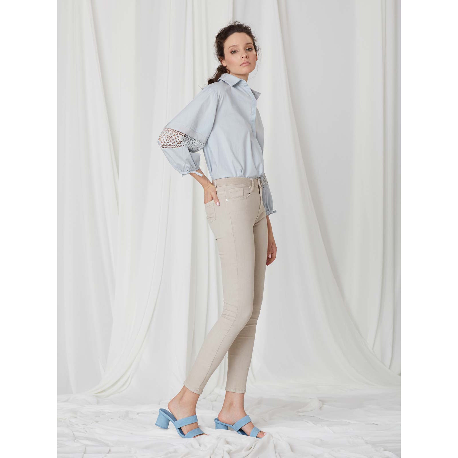 Pantalón slim fit tiro medio