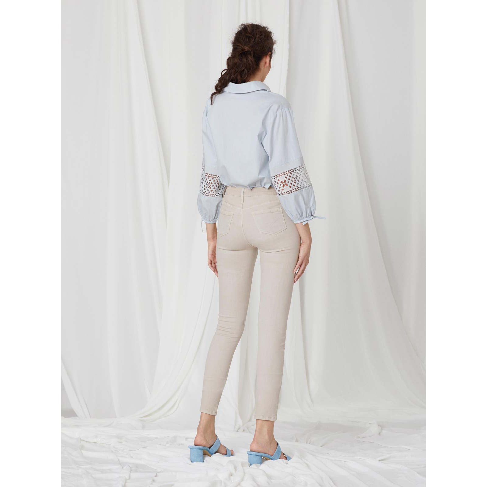 Pantalón slim fit tiro medio