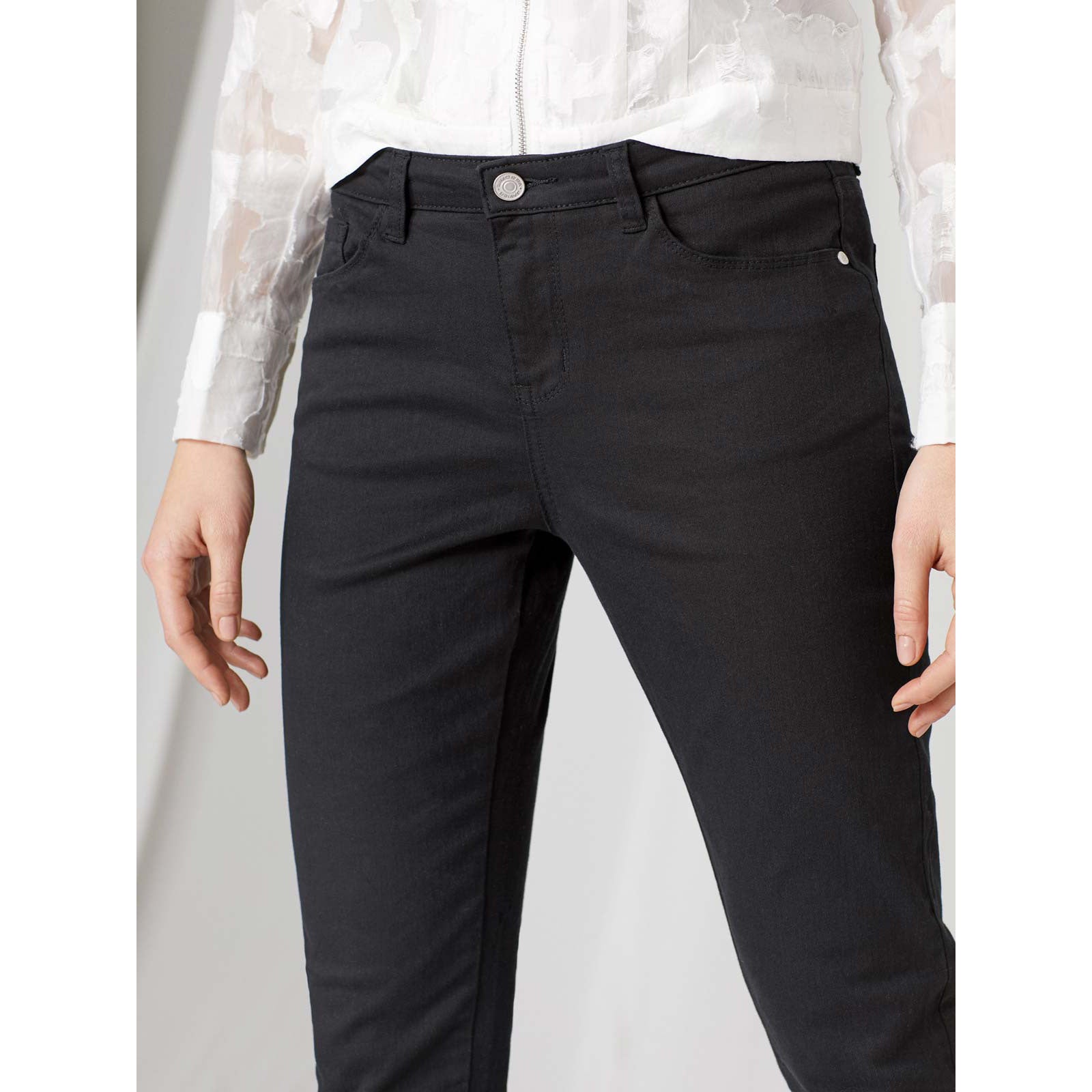 Pantalón slim fit tiro medio