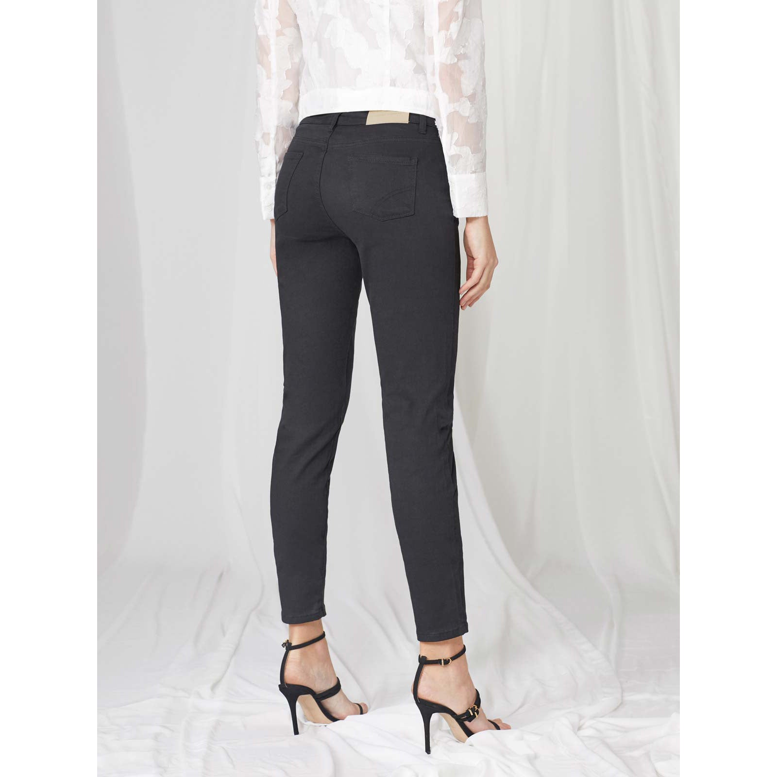 Pantalón slim fit tiro medio