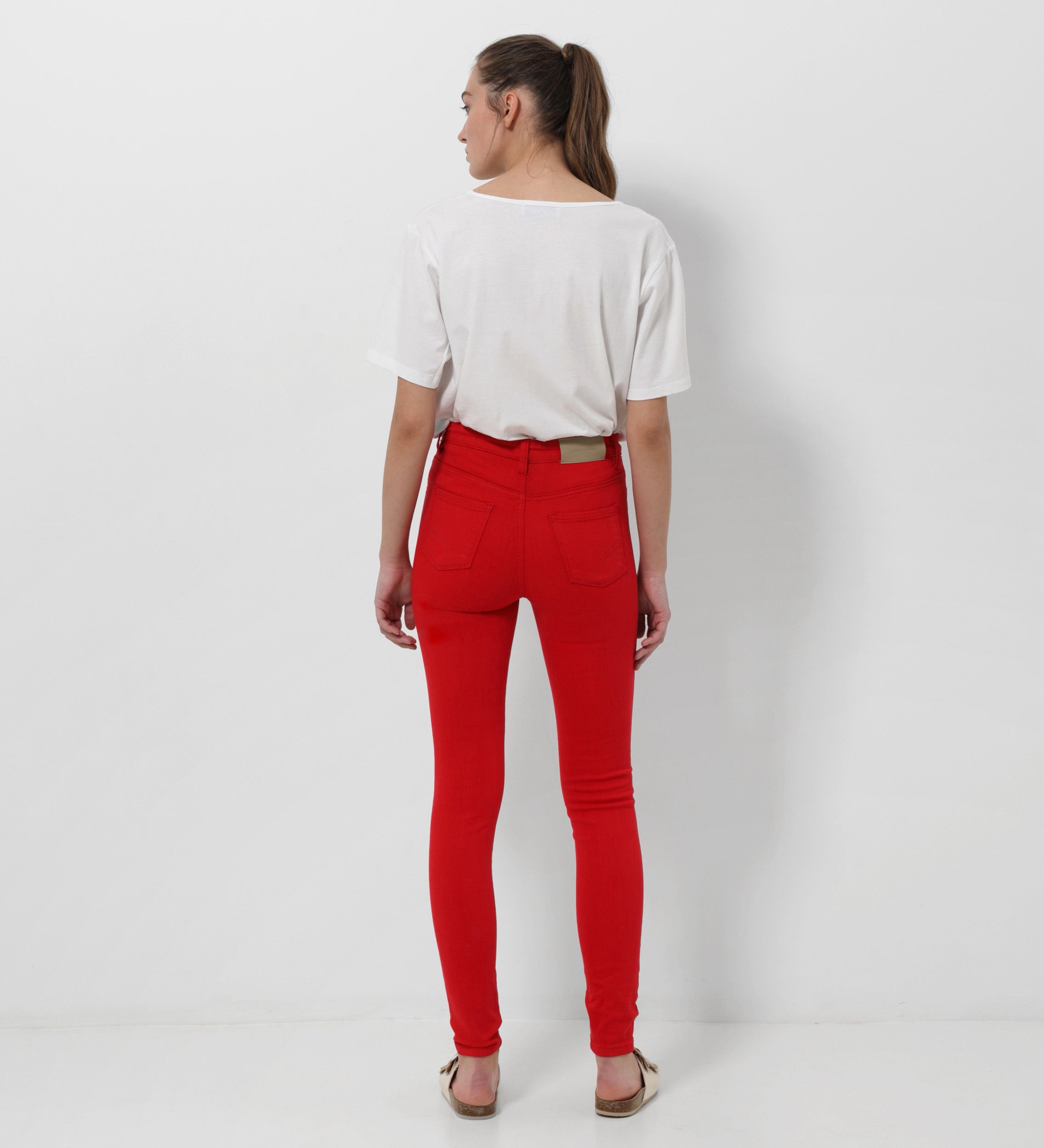 Pantalón slim fit tiro medio
