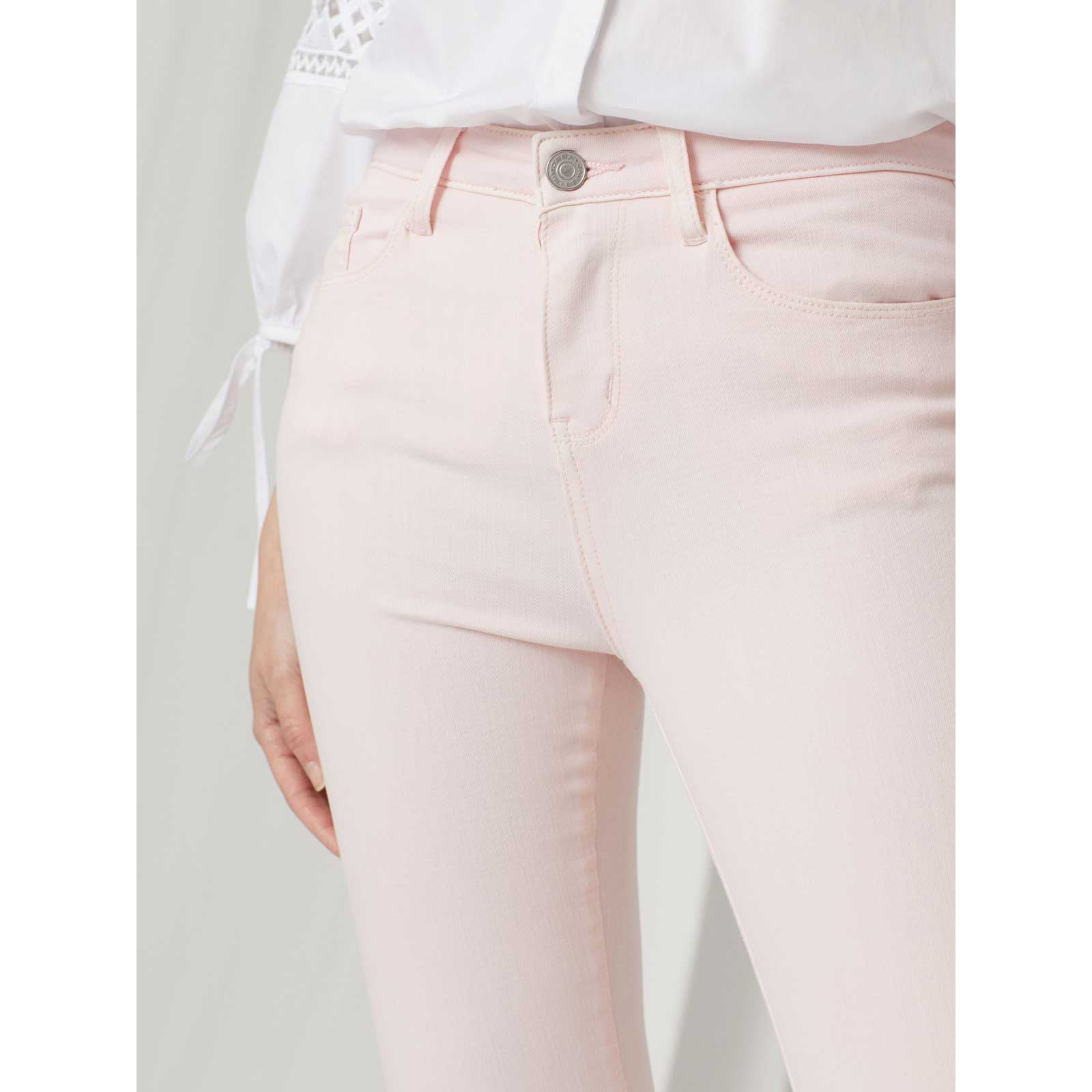 Pantalón slim fit tiro medio