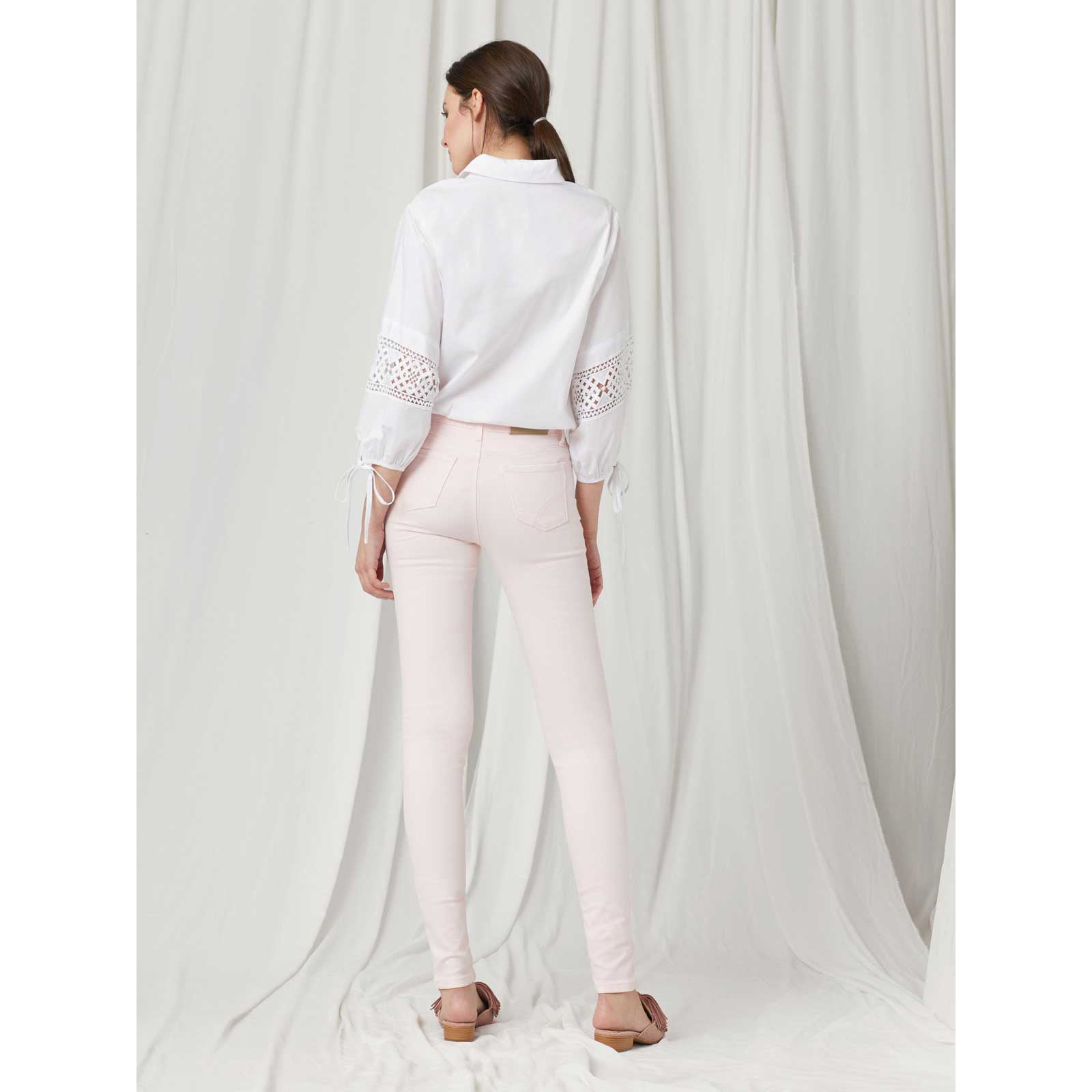 Pantalón slim fit tiro medio