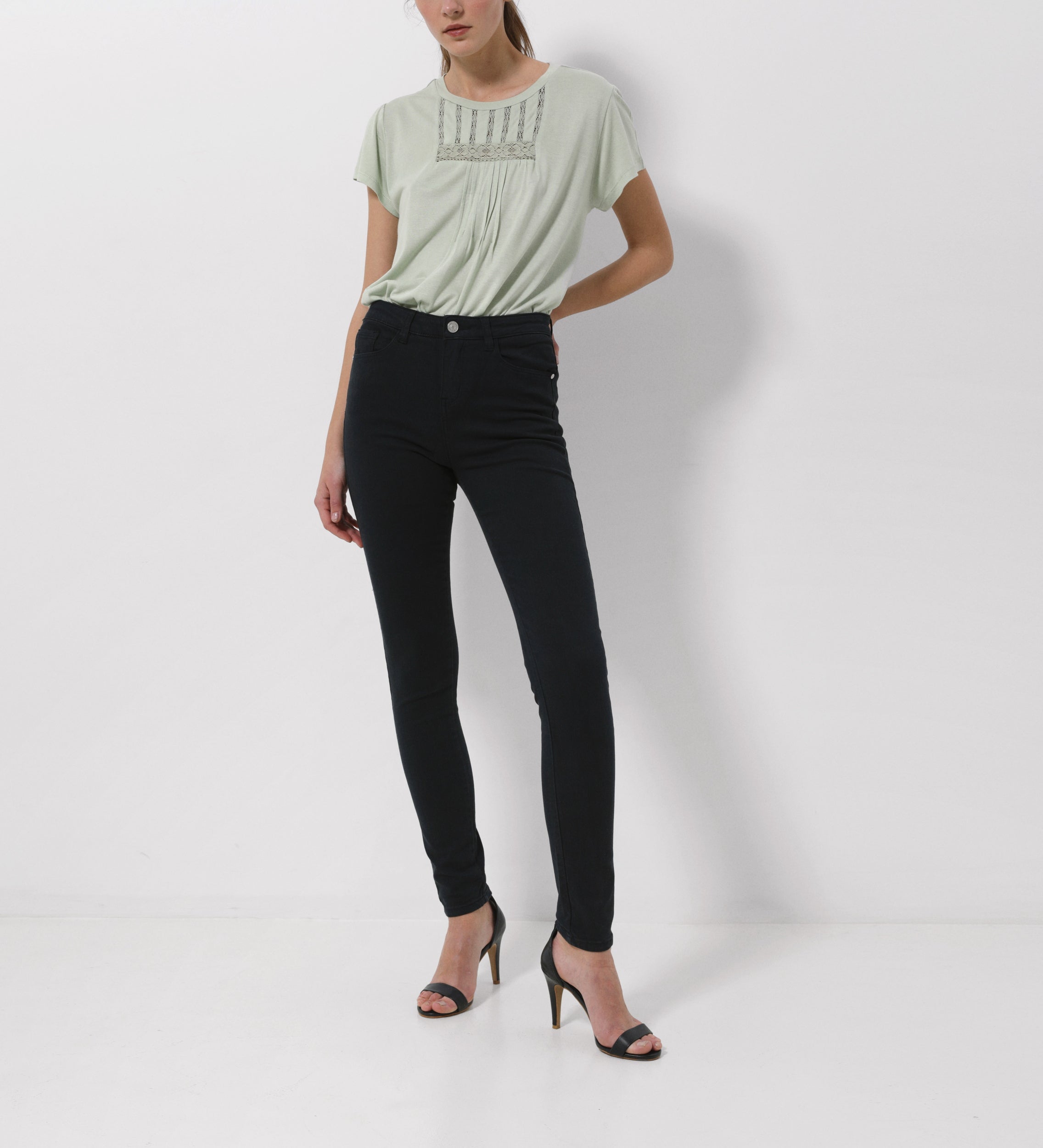 Pantalón slim fit tiro medio