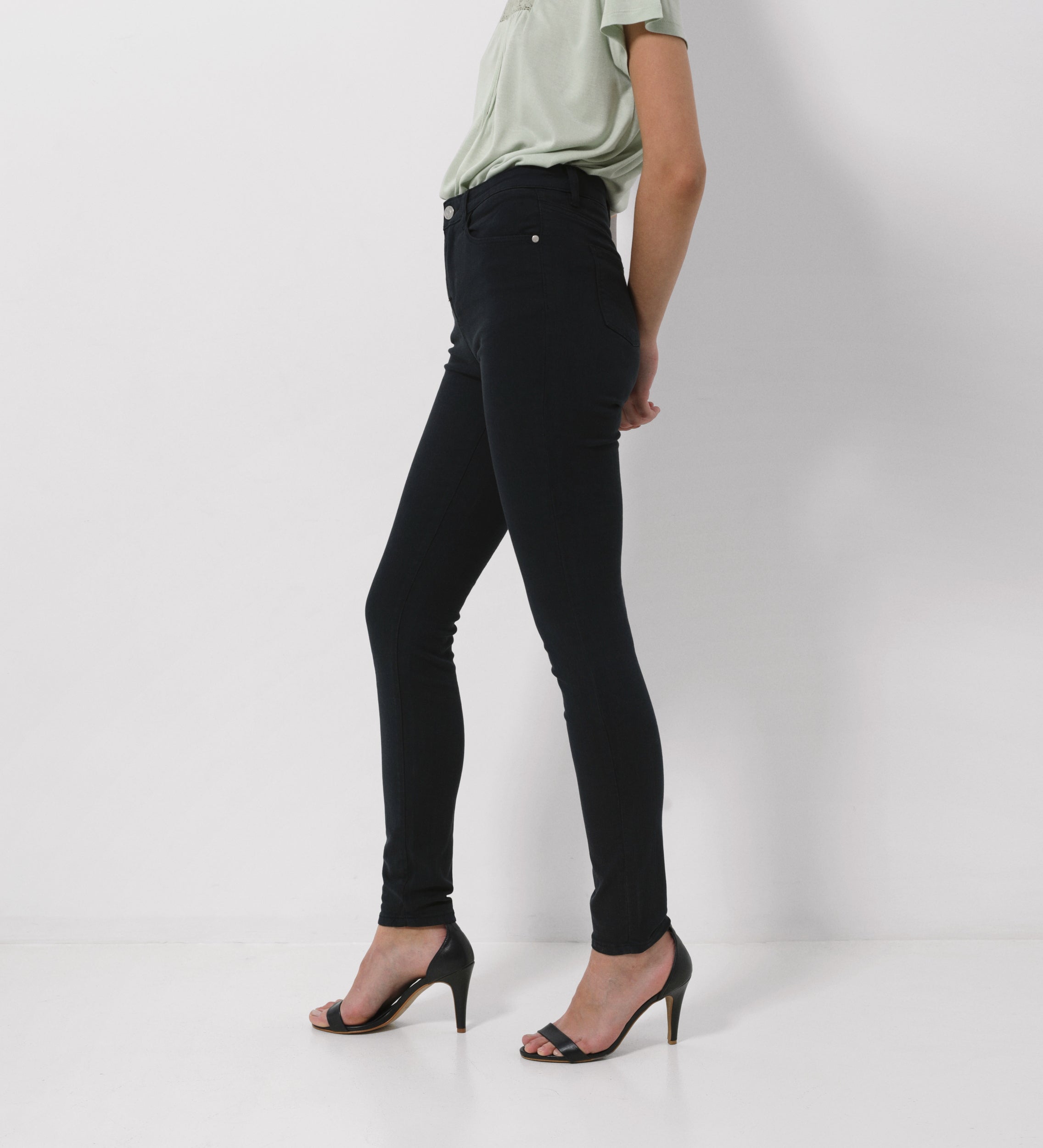 Pantalón slim fit tiro medio