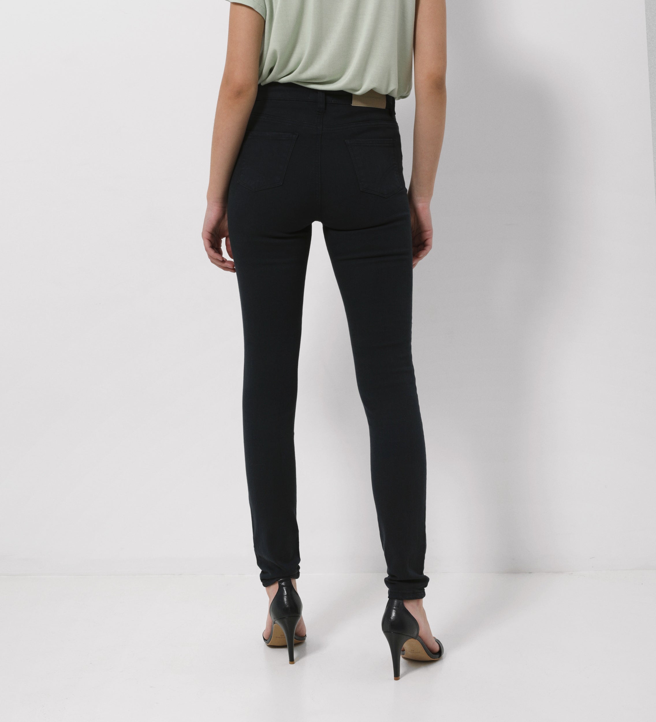 Pantalón slim fit tiro medio