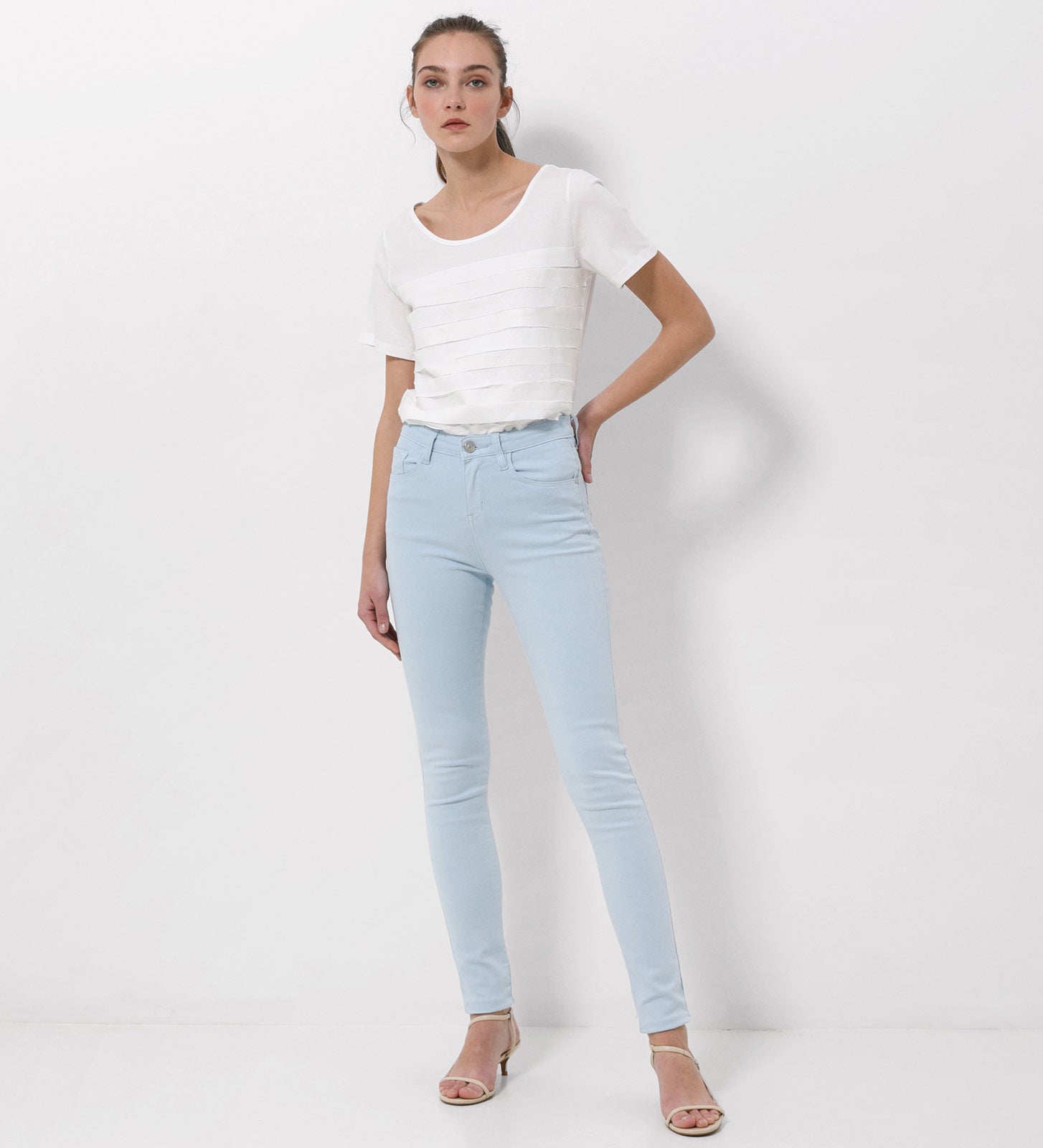 Pantalón slim fit tiro medio