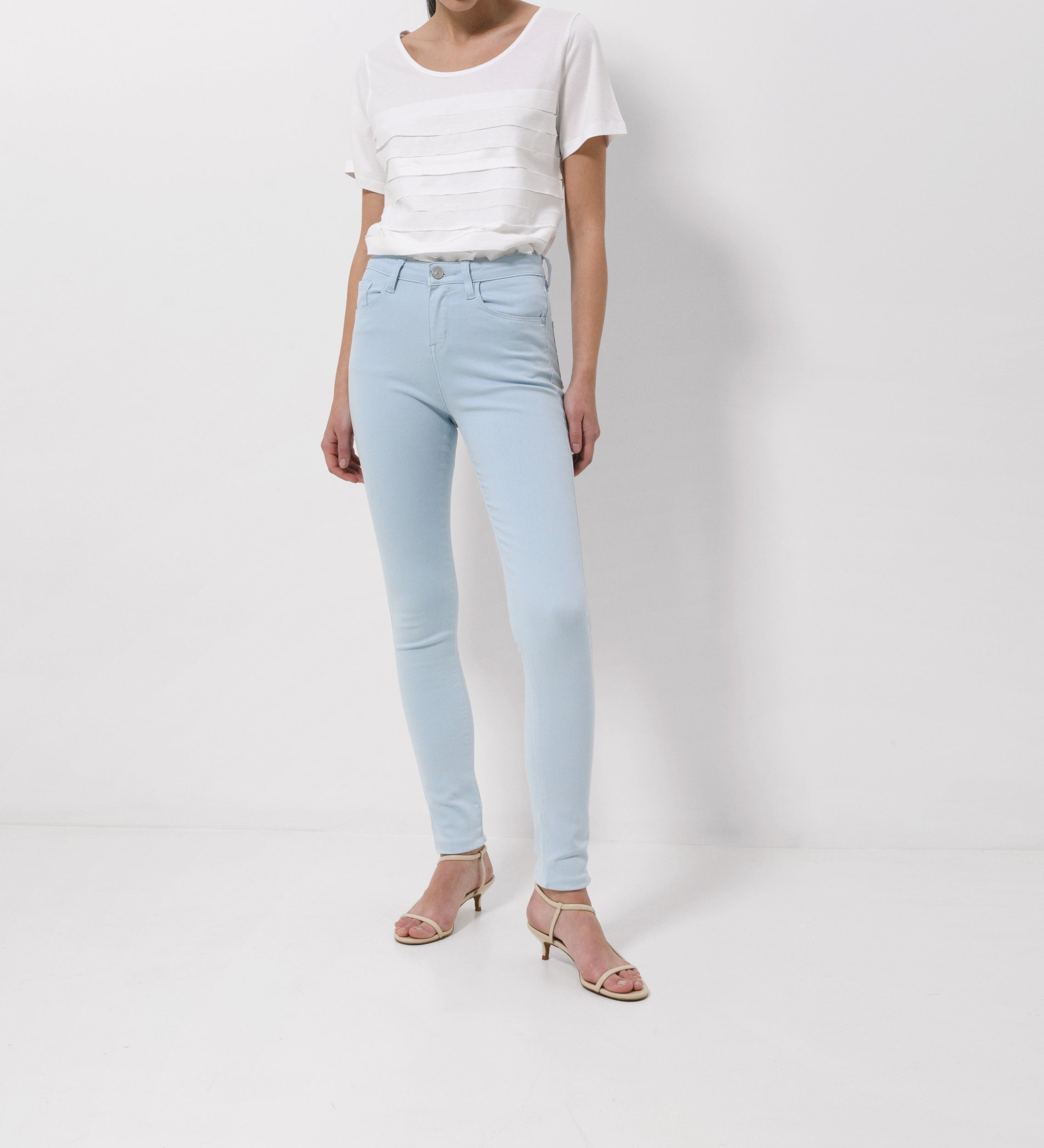 Pantalón slim fit tiro medio