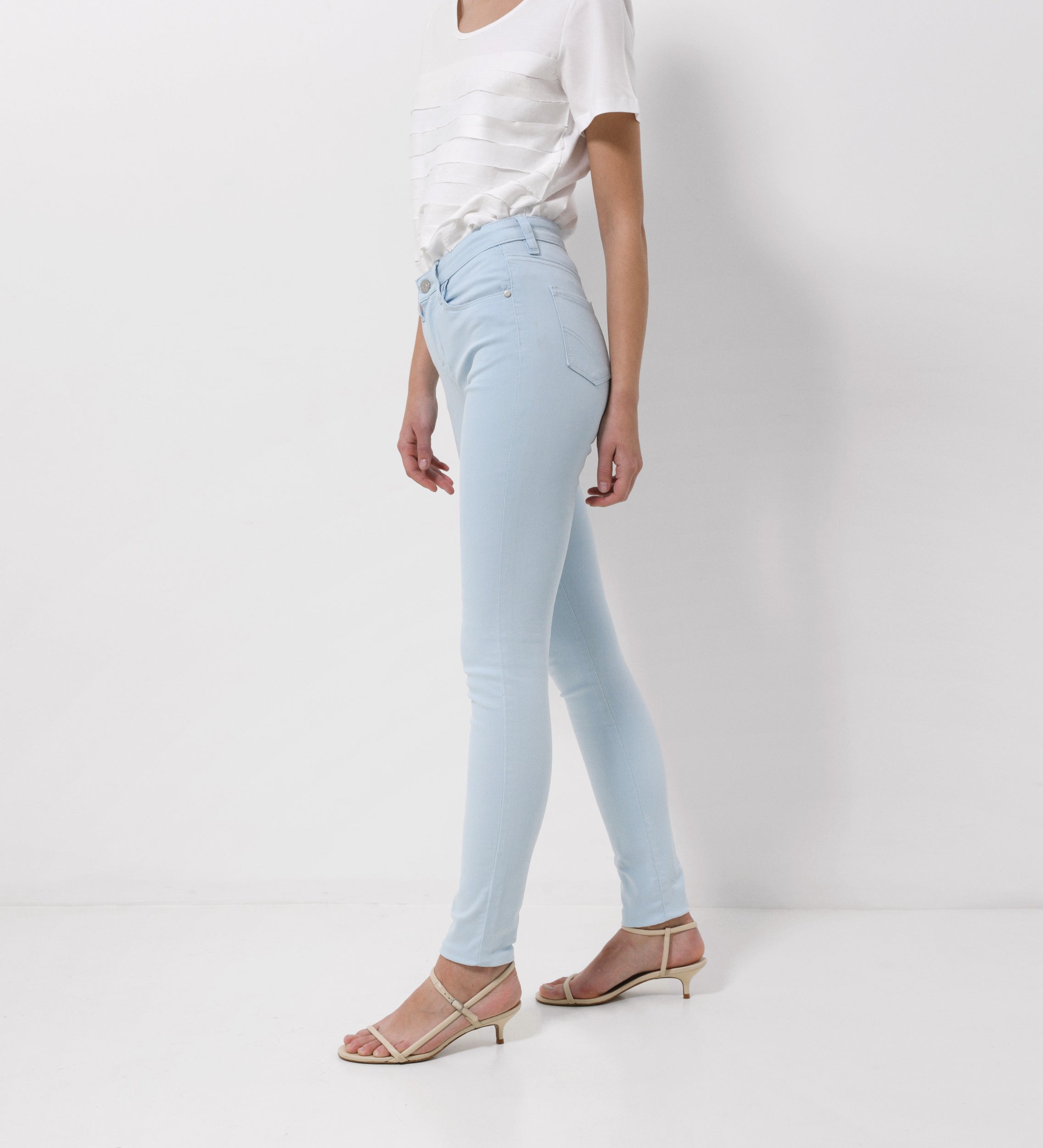 Pantalón slim fit tiro medio