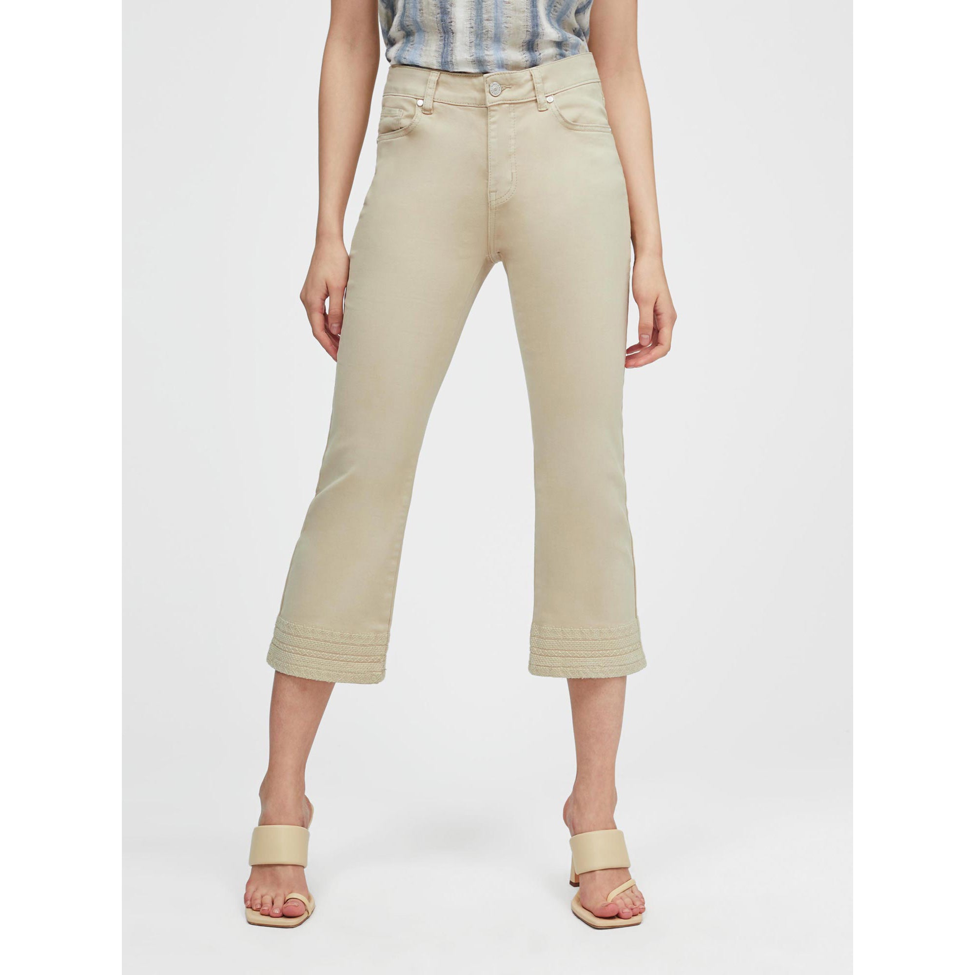 Pantalón con detalle bordado
