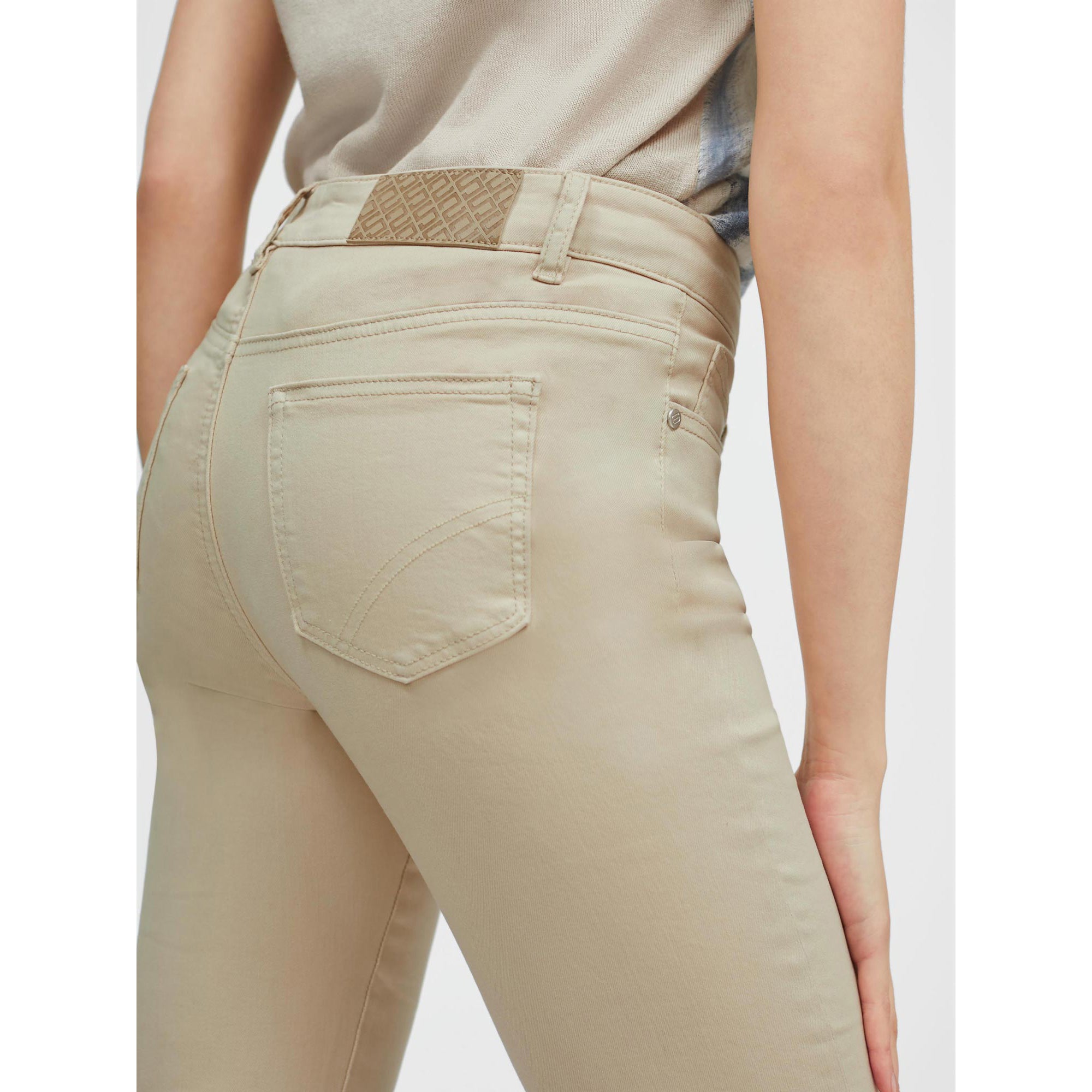 Pantalón con detalle bordado