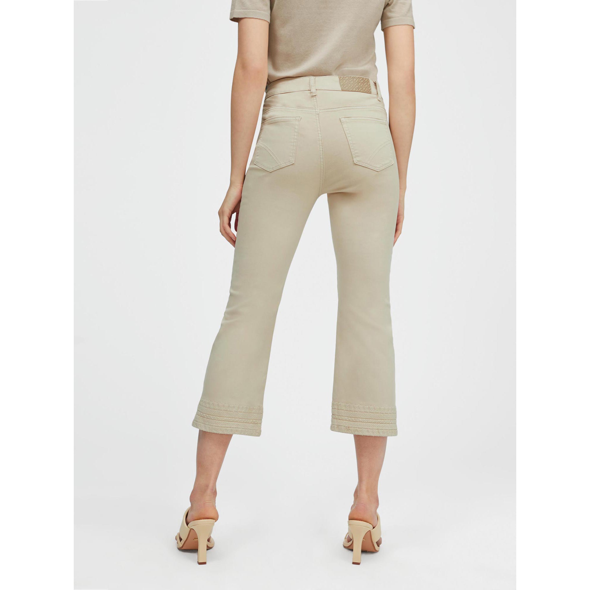 Pantalón con detalle bordado