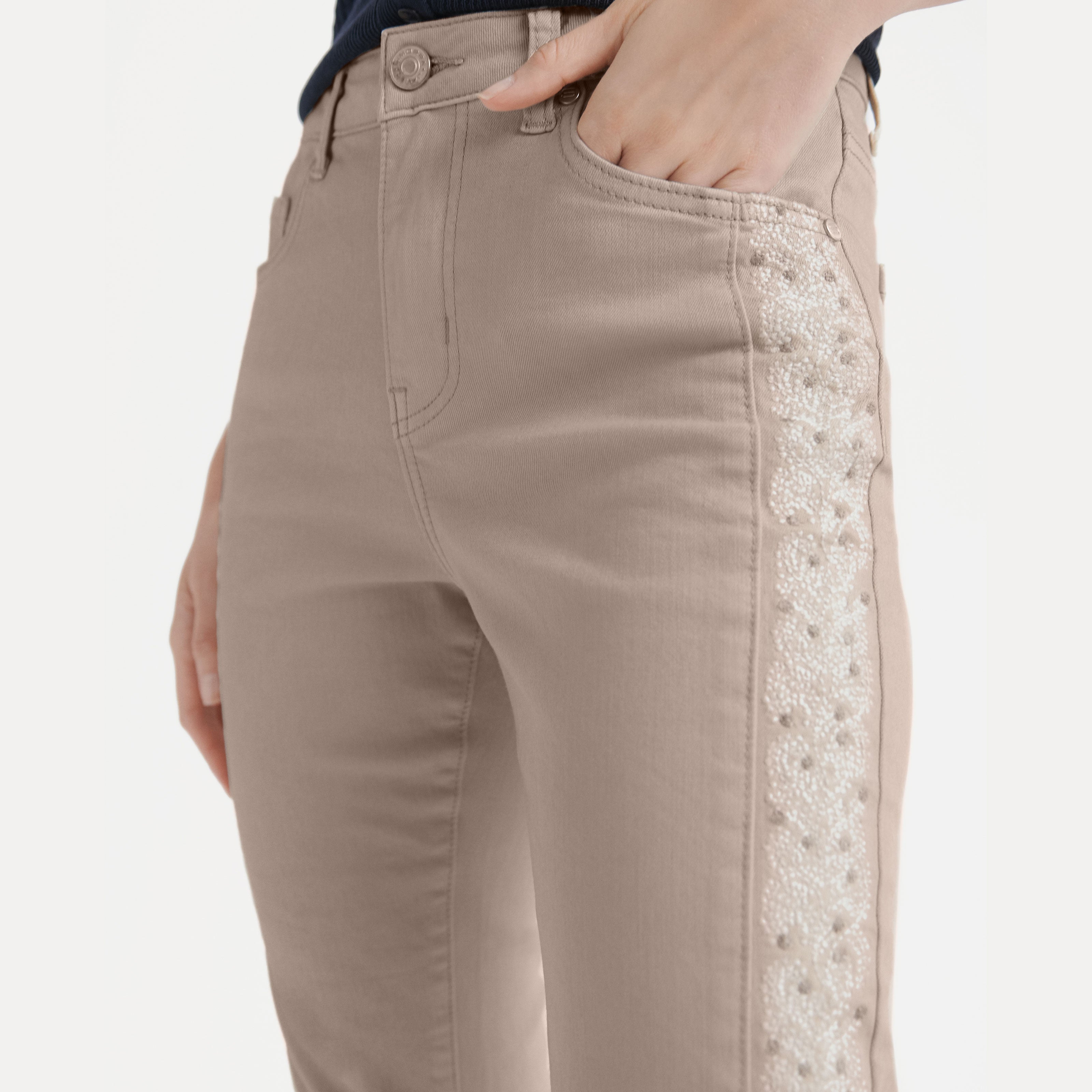 Pantalón slim bordado