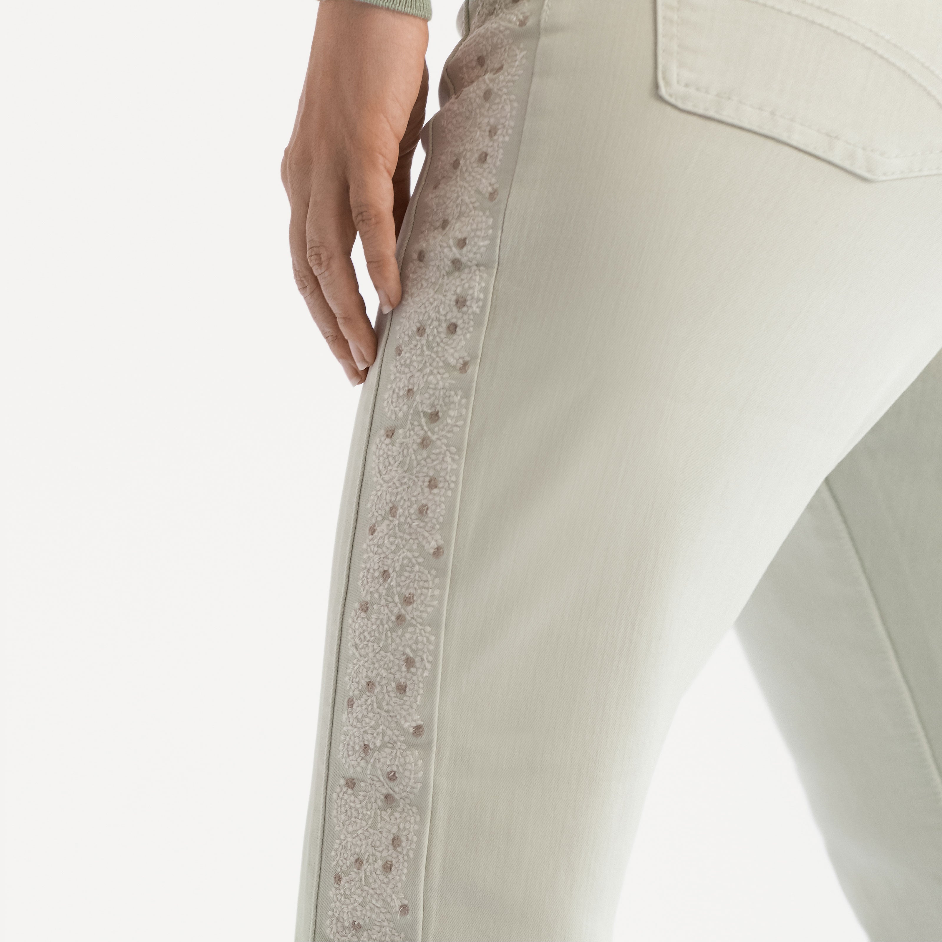 Pantalón slim bordado