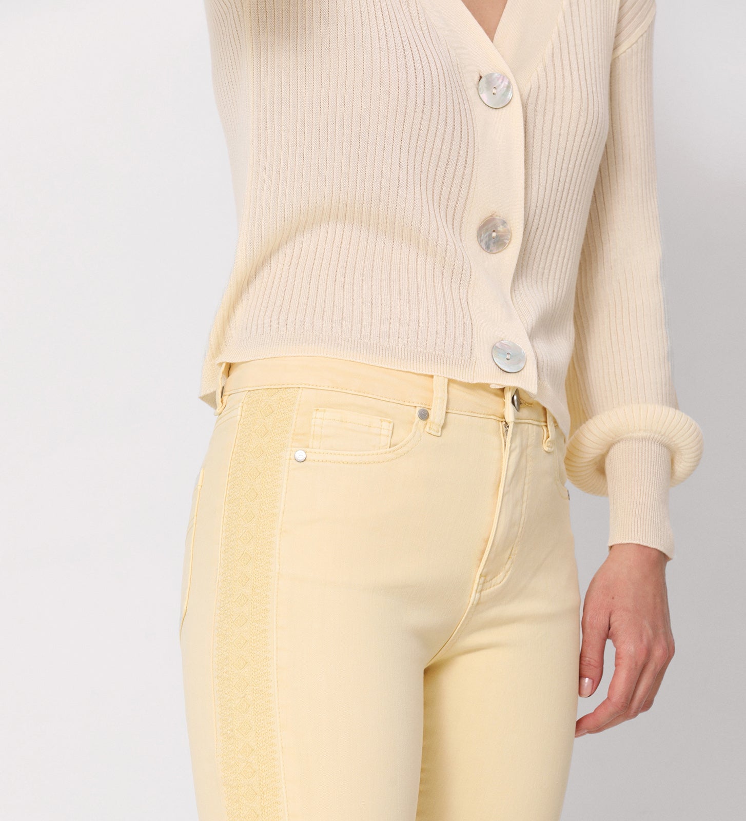 Pantalón largo bordado
