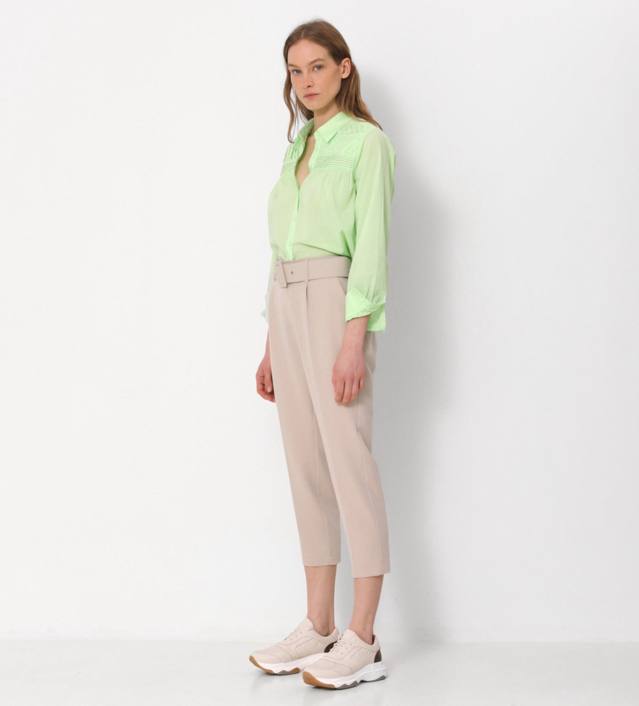 Pants with belt darts