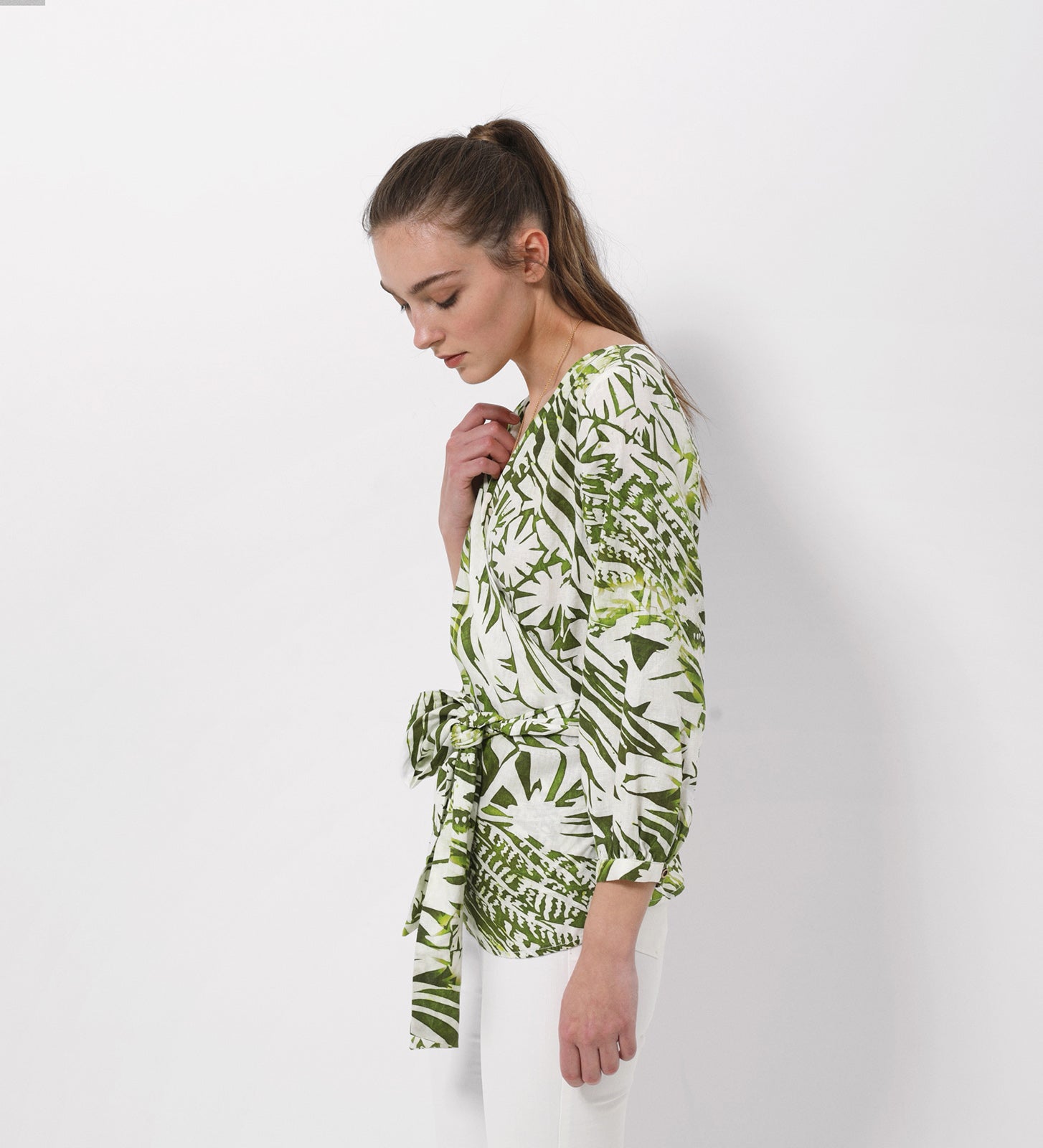 Top cruzado estampado